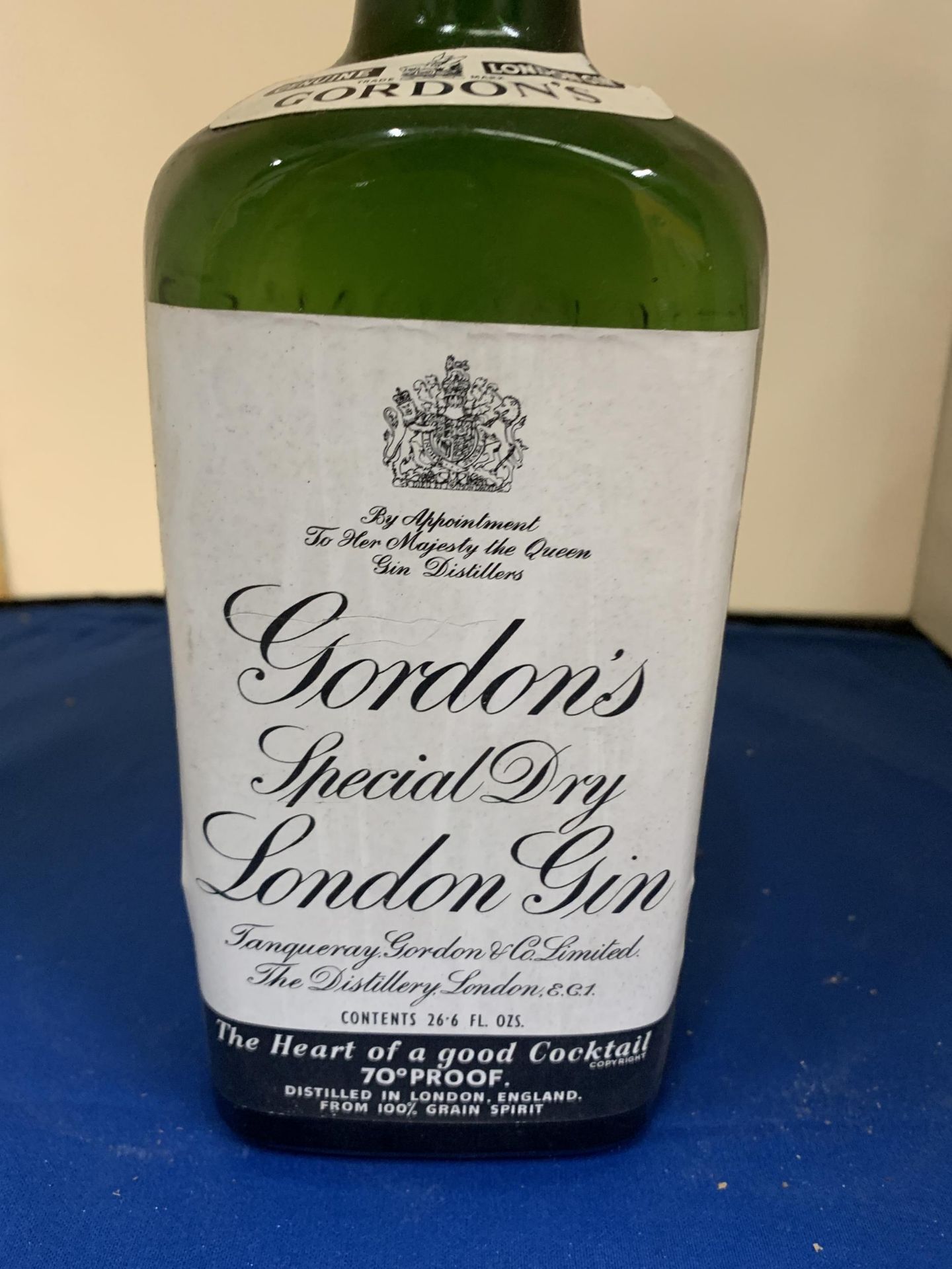 A BOTTLE OF GORDONS SPECIAL DRY LONDON GIN 70% PROOF - Image 2 of 5