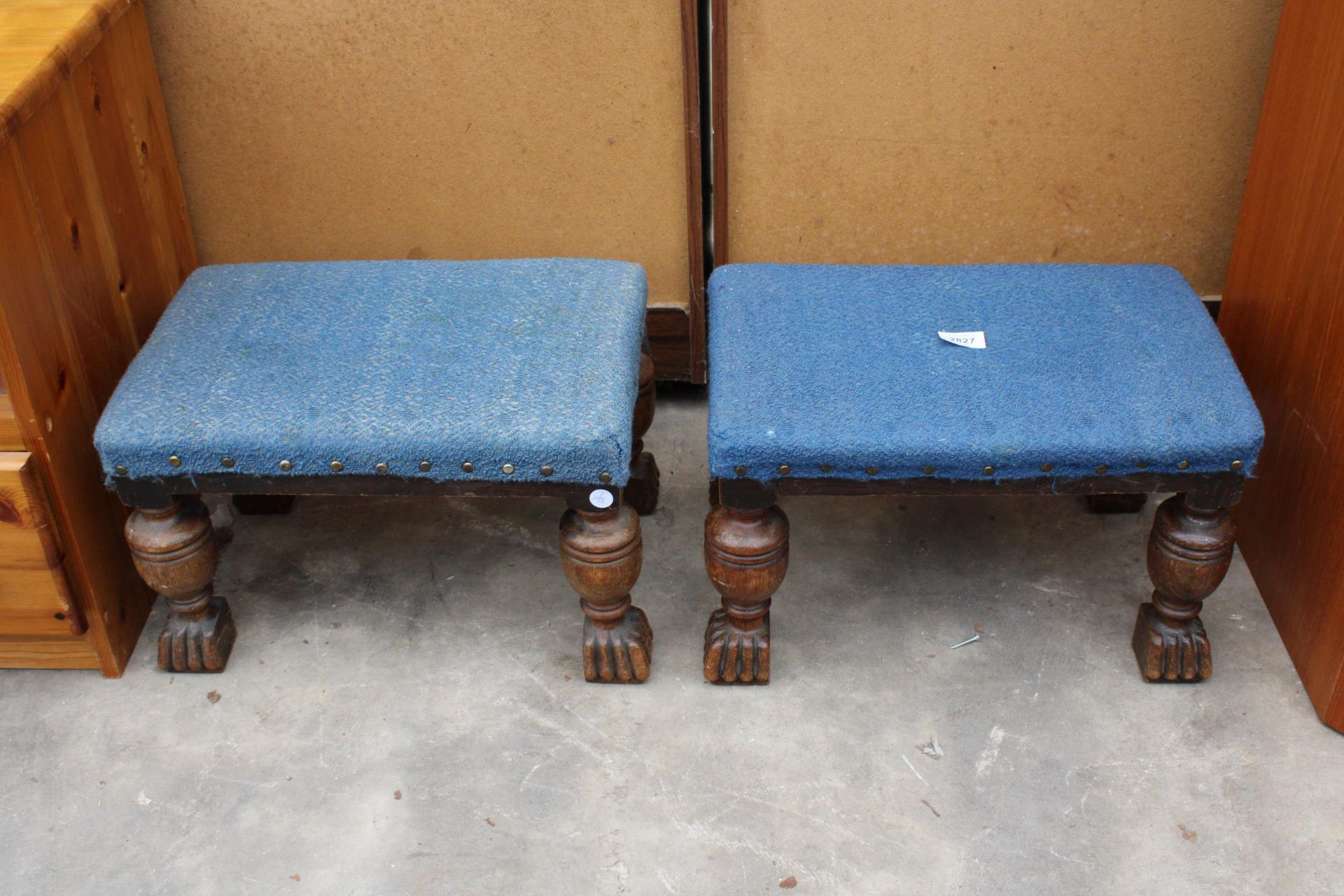 A PAIR OF EARLY 20TH CENTURY OAK STOOLS ON BULBOUS LEGS