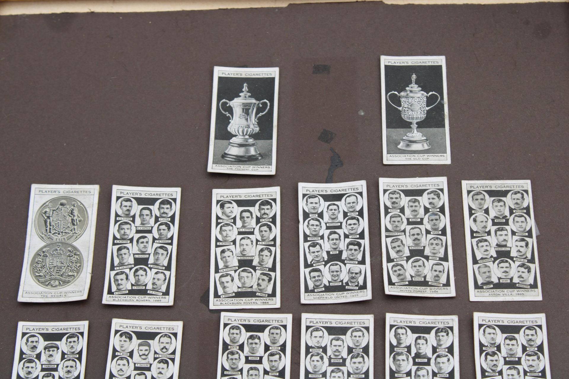A FRAMED BOARD WITH PLAYERS CIGARETTE CARDS - Bild 2 aus 4