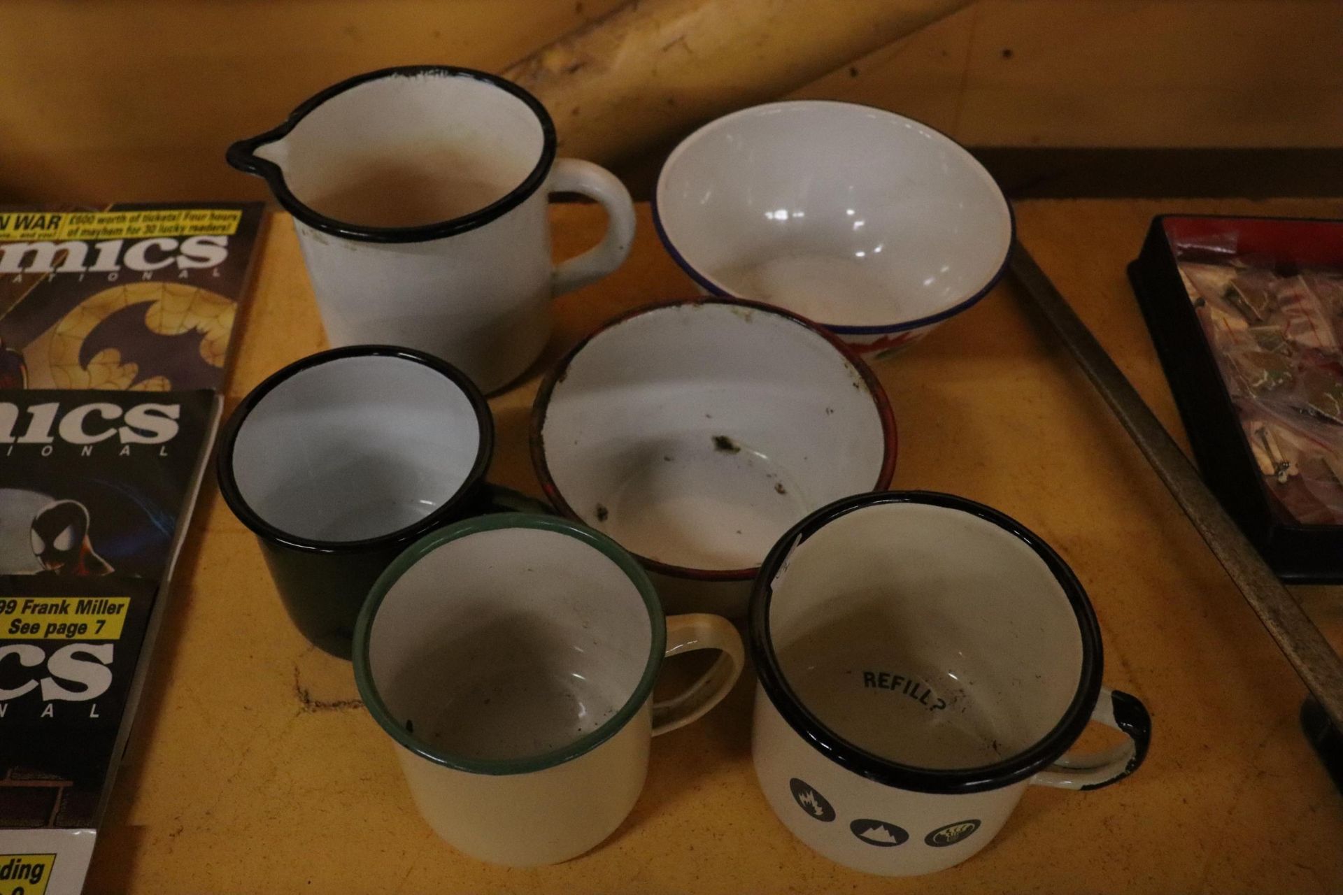 A QUANTITY OF VINTAGE ENAMEL CUPS AND BOWLS - 6 IN TOTAL - Image 2 of 6