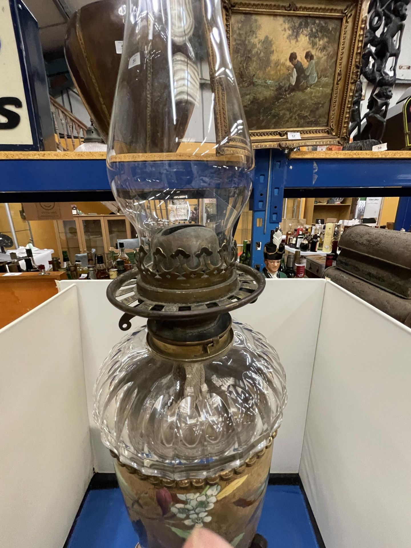 AN ORNATE VICTORIAN OIL LAMP WITH GLASS FUNNEL - Image 3 of 6