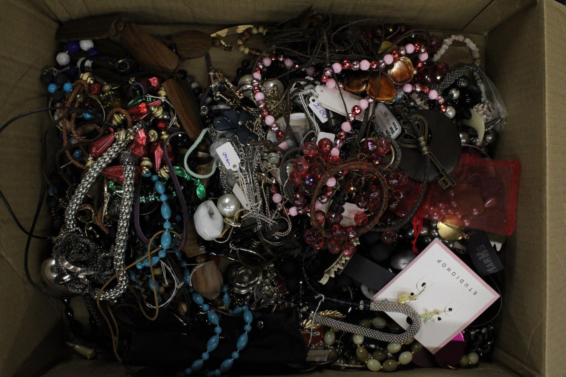 A QUANTITY OF COSTUME JEWELLERY TO INCLUDE NECKLACES, ETC - Bild 6 aus 6