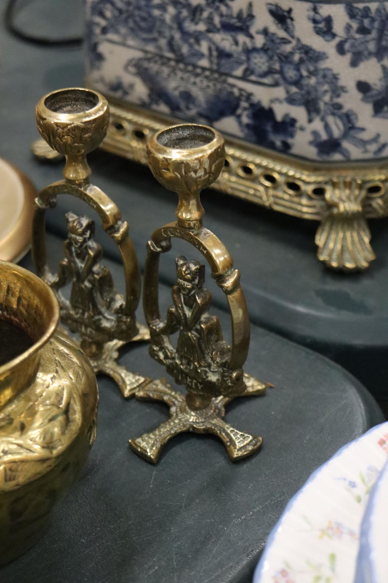 A COLLECTION OF BRASS ITEMS TO INCLUDE BOWLS, CANDLESTICKS, ANIMAL FIGURES, ETC - Image 8 of 9