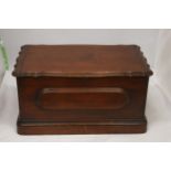 A MAHOGANY WOODEN STORAGE BOX (NO KEY) 41.5 CM X 22 CM