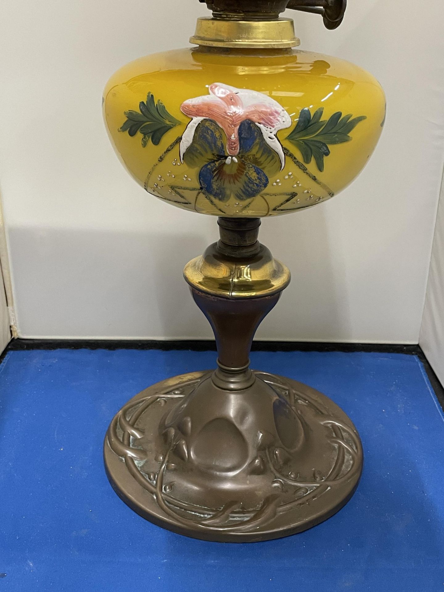 AN ART NOUVEAU COPPER AND PAINTED GLASS OIL LAMP - Bild 2 aus 6