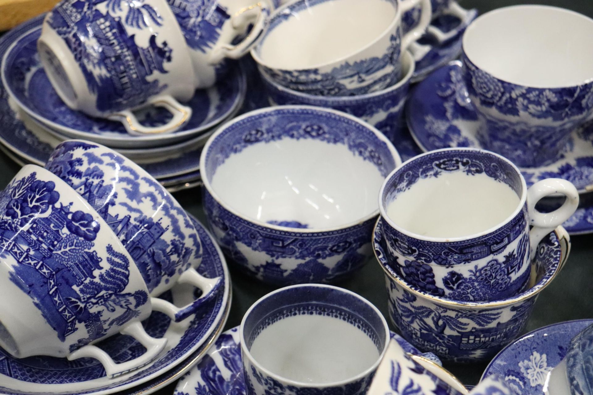 A LARGE QUANTITY OF OF WOODS AND BURLEIGH WARE BLUE AND WHITE CERAMICS TO INCLUDE WILLOW PATTERN, - Bild 7 aus 15