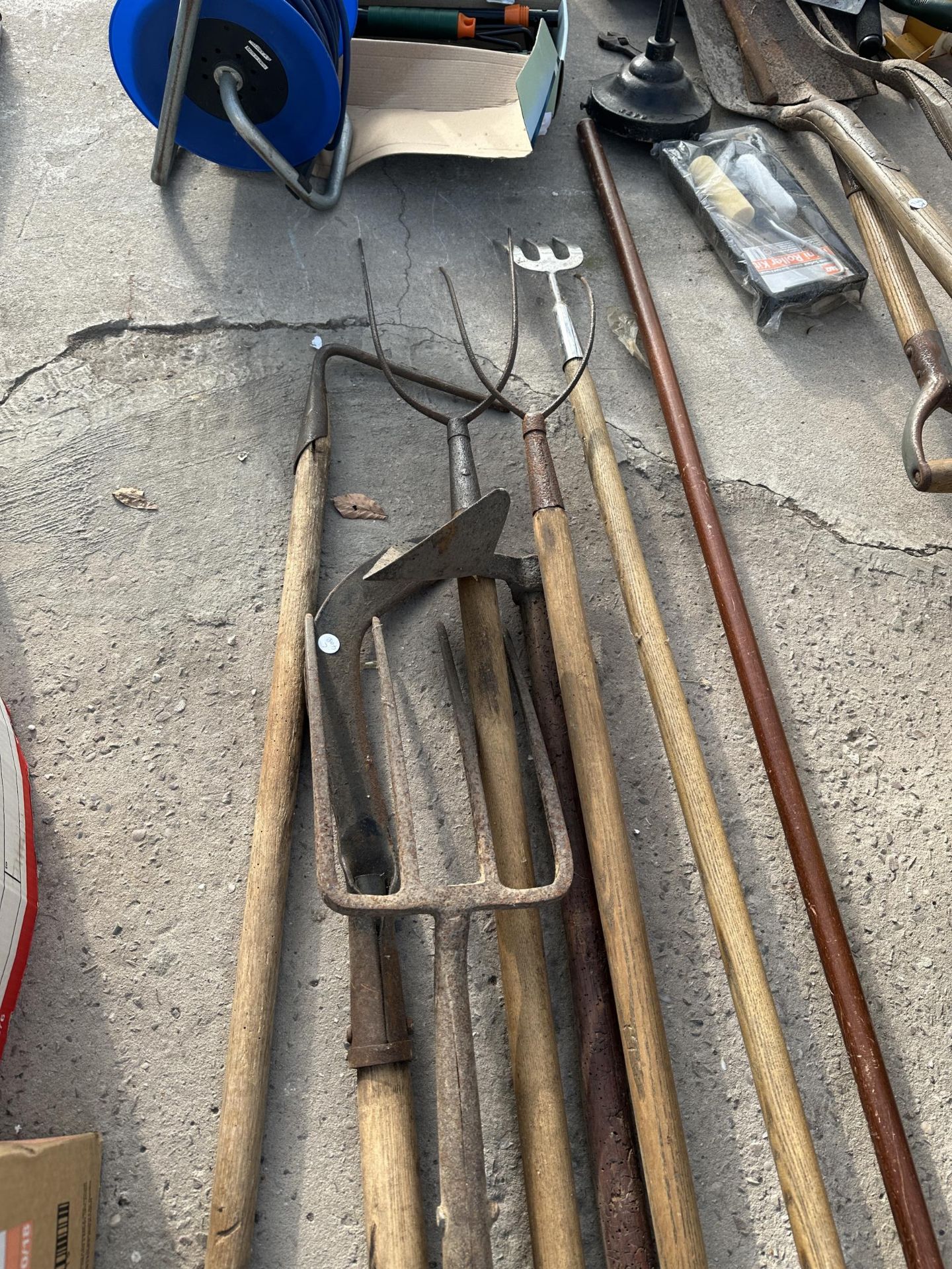 AN ASSORTMENT OF GARDEN TOOLS TO INCLUDE A FORK, TWO PITCH FORKS AND A RAKE ETC - Image 2 of 2