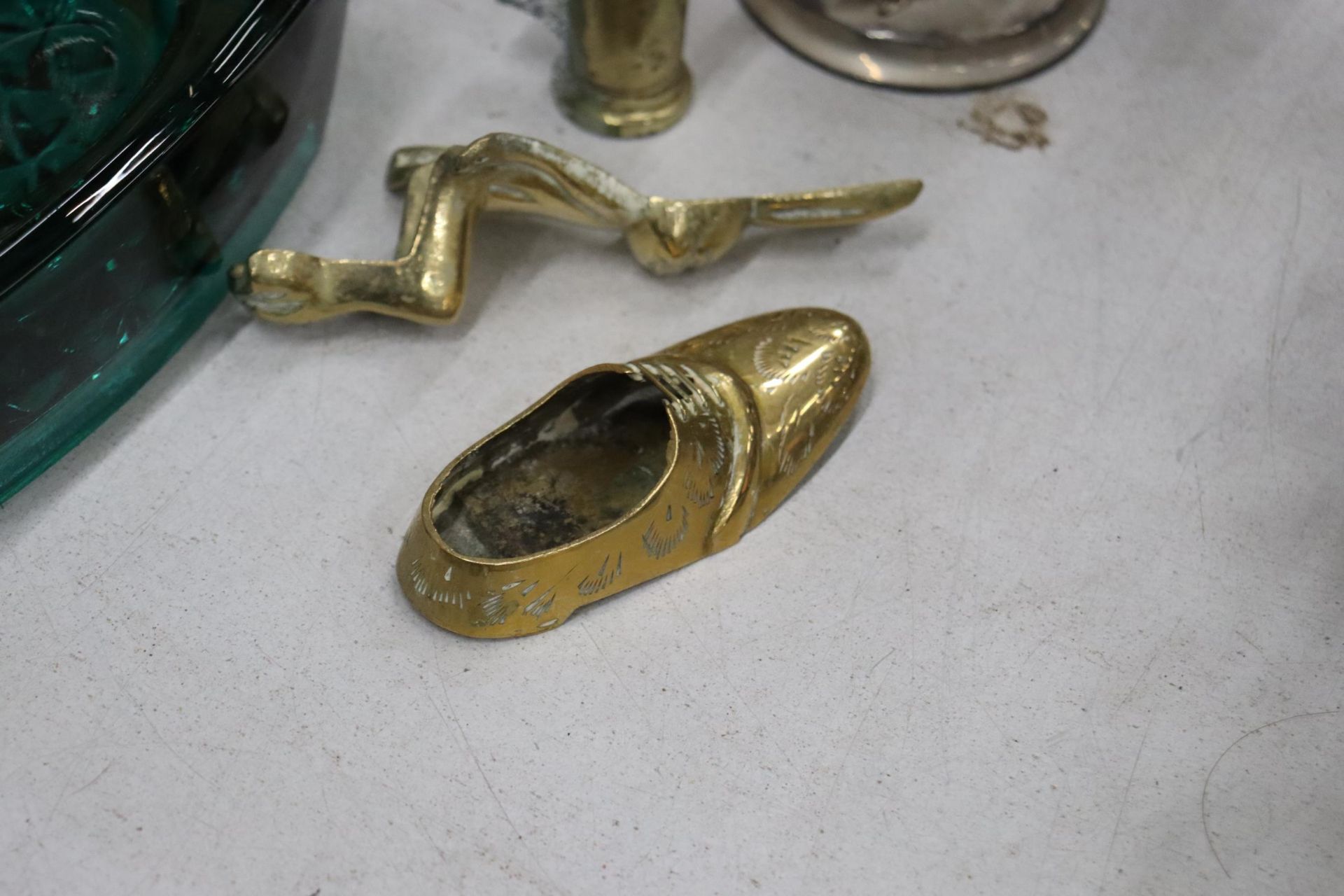 A QUANTITY OF BRASS AND SILVER PLATE TO INCLUDE A HEAVY POACHER FIGURE, CANDLESTICKS, ANIMAL - Image 3 of 15