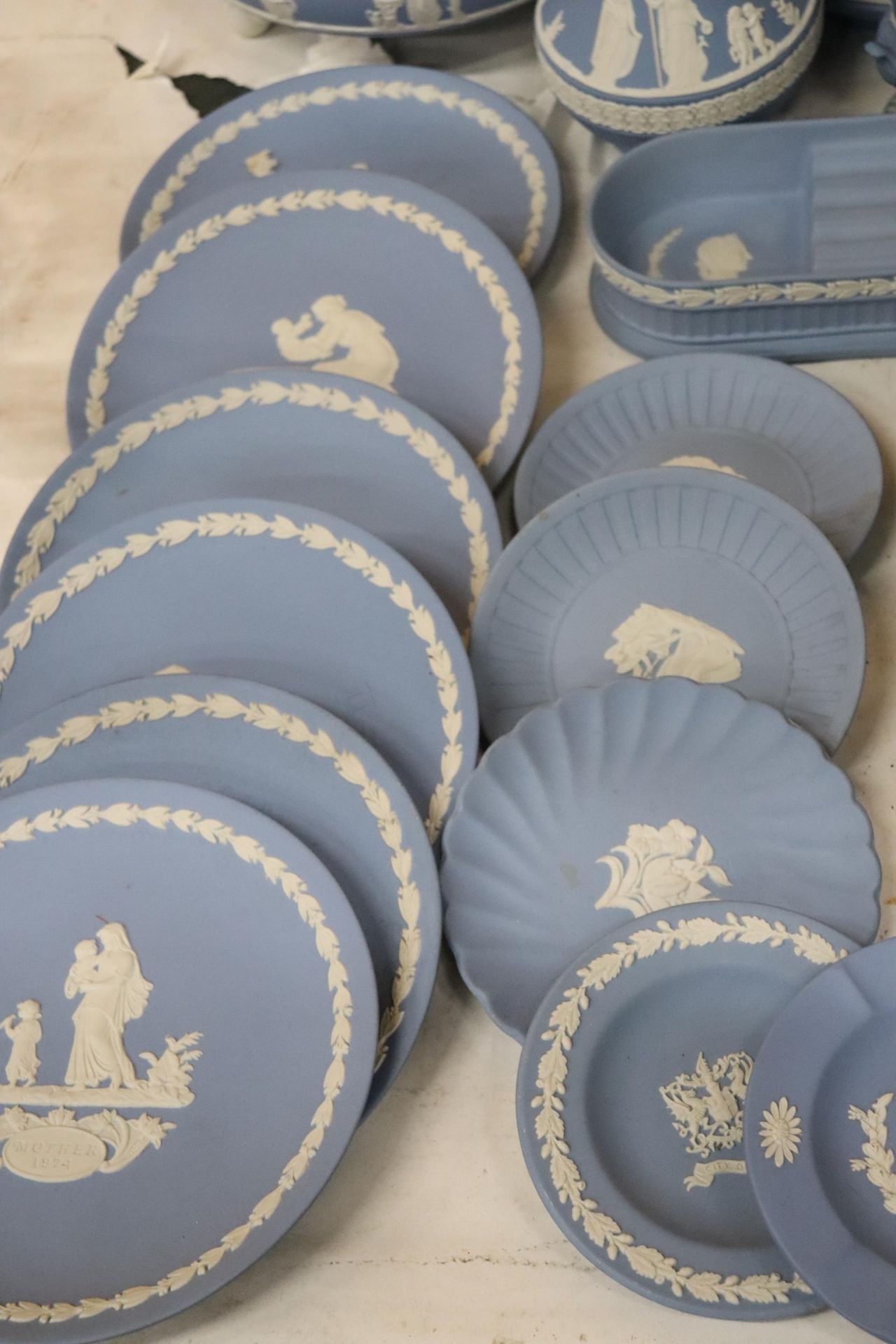 A LARGE COLLECTION OF WEDGWOOD POWDER BLUE JASPERWARE, TO INCLUDE CABINET PLATES, LARGE BOWLS, PIN - Image 9 of 10