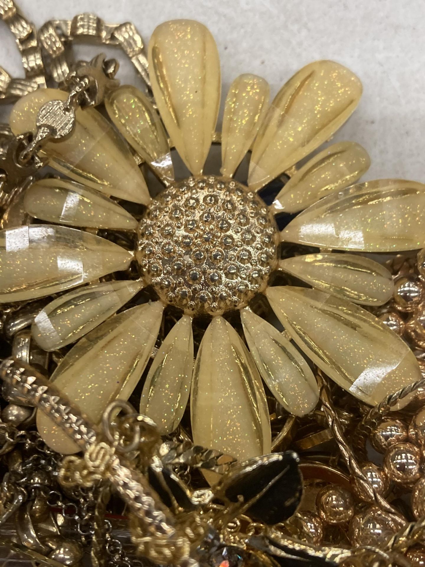 A QUANTITY OF YELLOW METAL COSTUME JEWELLERY - Image 2 of 4