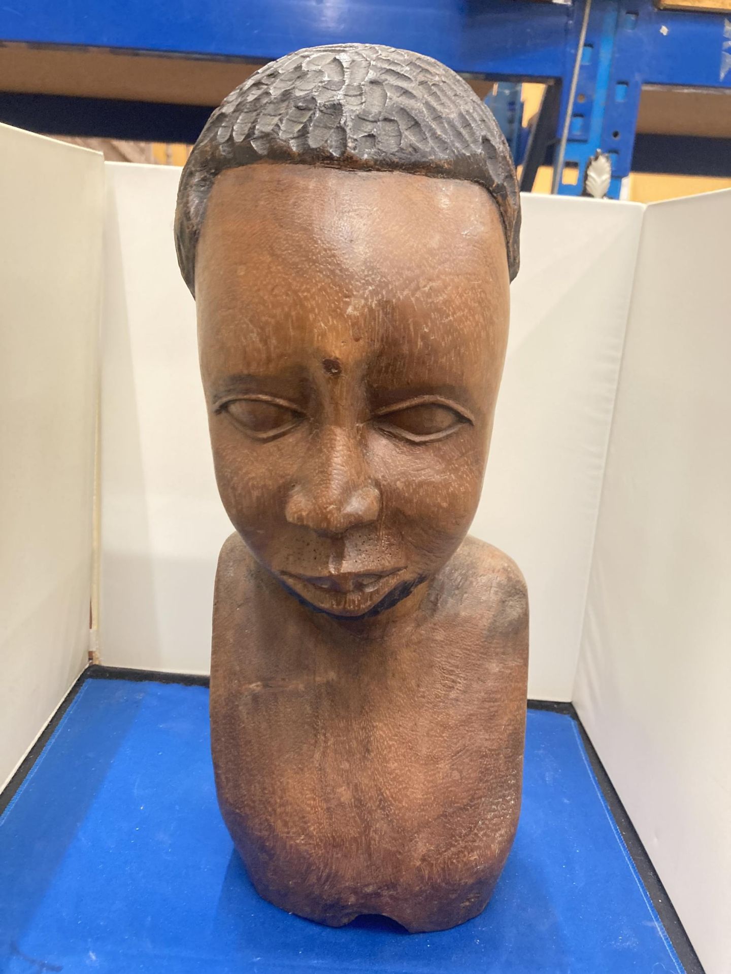 A CARVED TRIBAL BUST HEIGHT APPROX 44CM