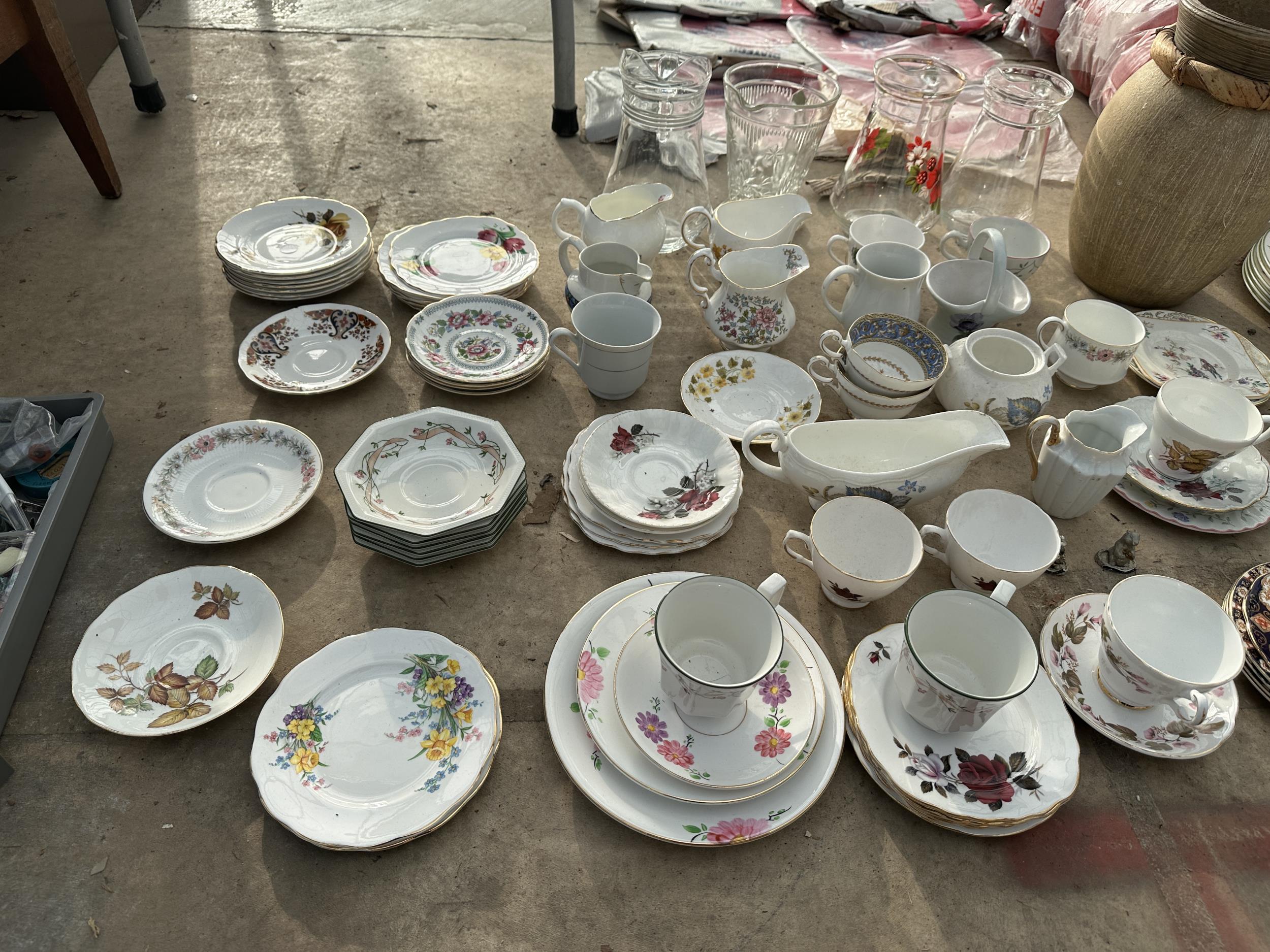 A LARGE ASSORTMENT OF CERAMICS AND GLASS WARE TO INCLUDE BOWLS, PLATES AND CUPS AND SAUCERS ETC - Image 4 of 4