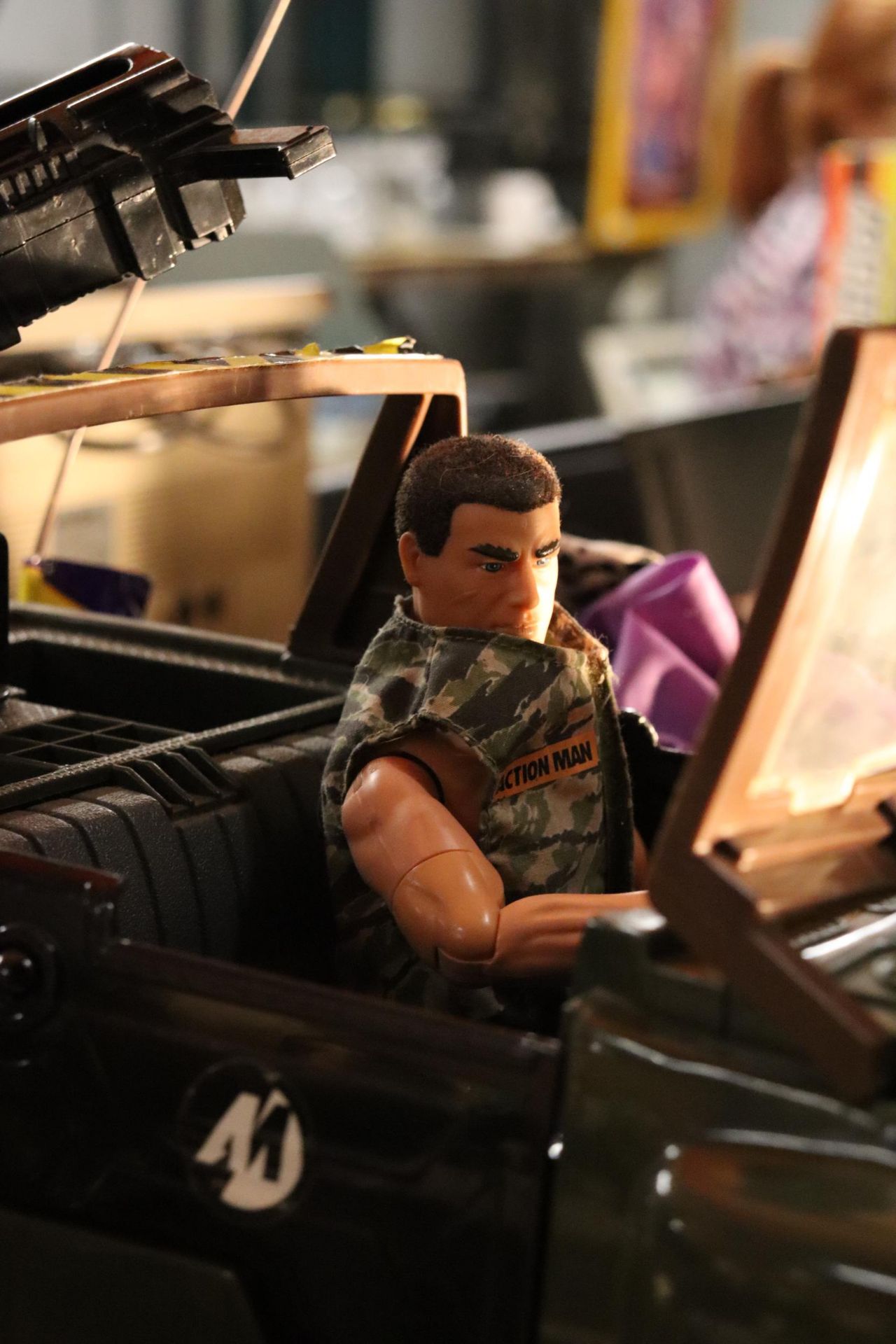 A COLLECTION OF ACTION MAN ITEMS TO INCLUDE FIVE FIGURES, A MILITARY JEEP AND A LARGE QUANTITY OF - Bild 4 aus 9