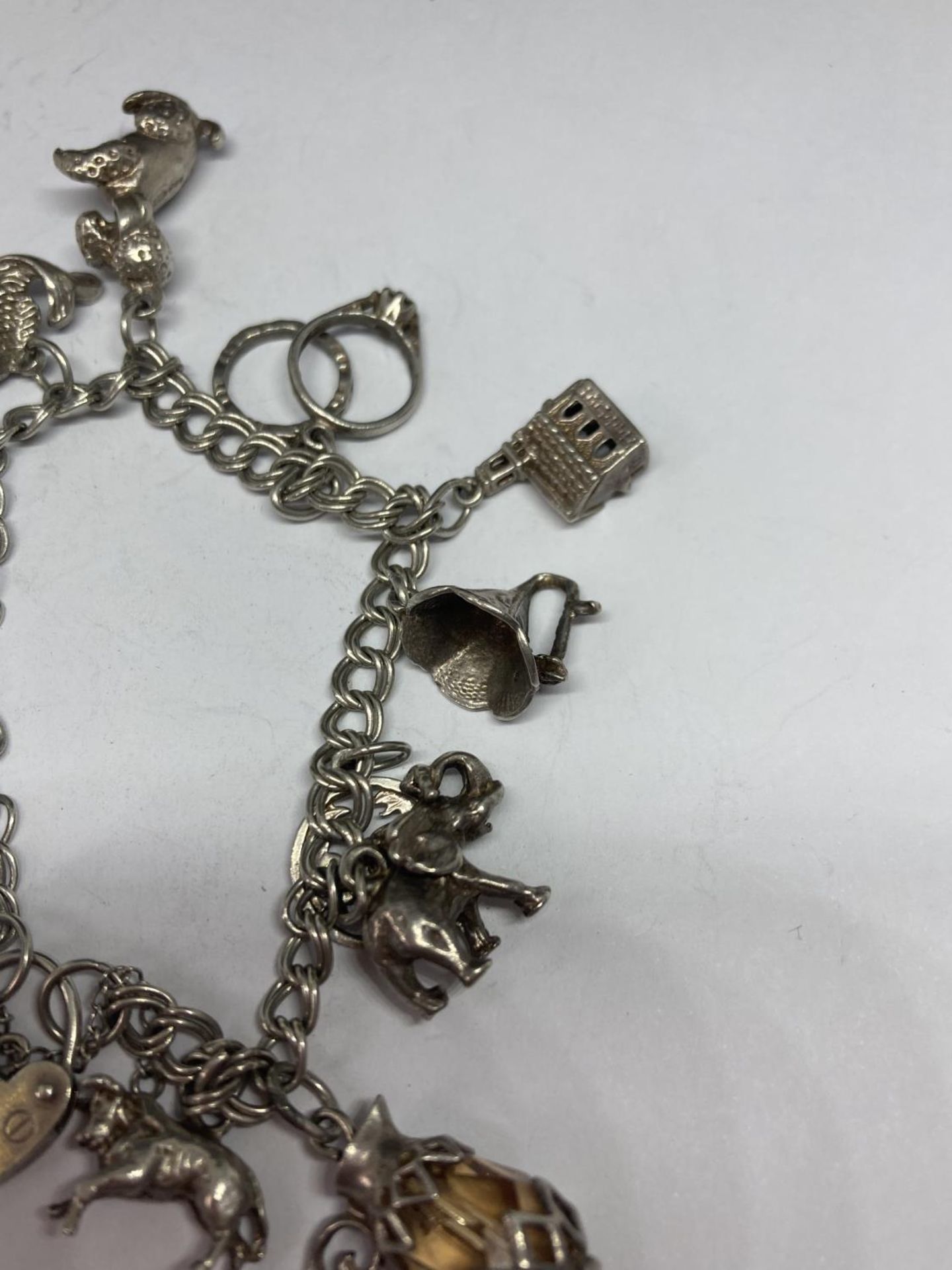 A SILVER CHARM BRACELET WITH TEN CHARMS AND A HEART PADLOCK - Image 3 of 4