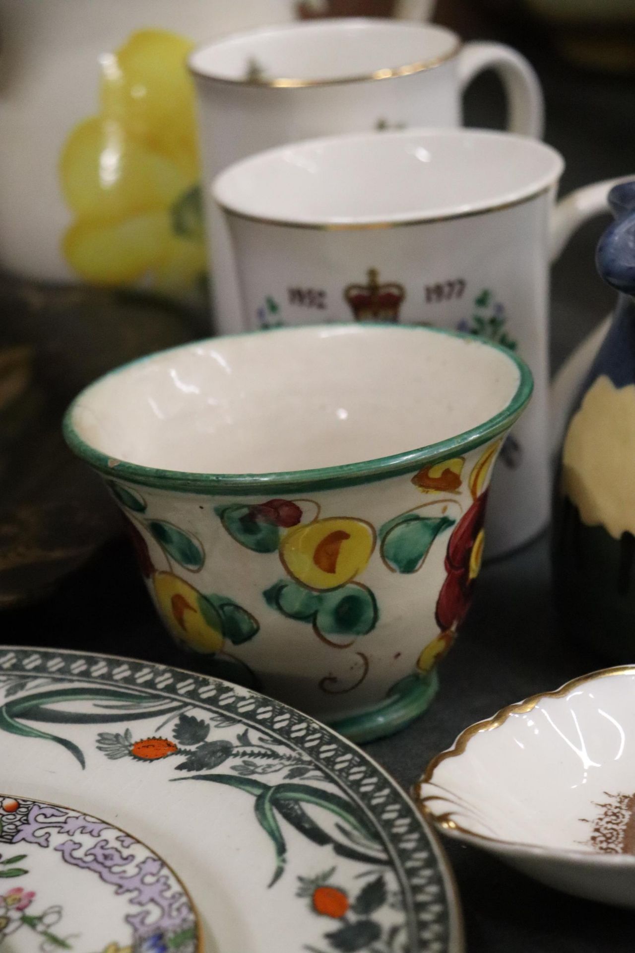 A MIXED LOT TO INCLUDE A VICTORIAN PAPIER MACHE FLORAL BOWL, STONEWARE STORAGE JARS, A PRINKNASH ' - Image 6 of 18