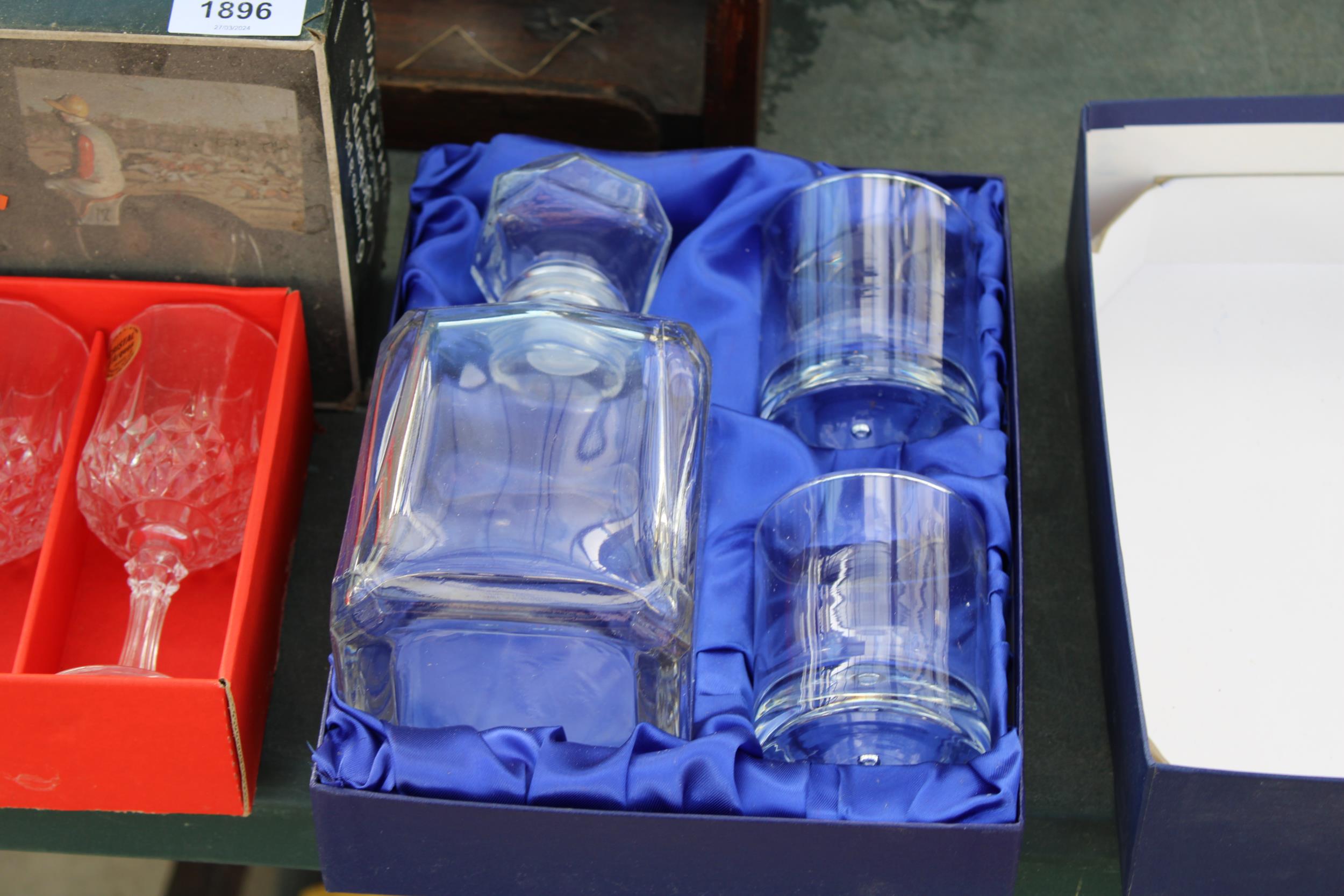 AN ASSORTMENT OF BOXED GLASS SETS TO INCLUDE CRYSTAL WINE GLASSES AND A WHISKEY DECANTOR AND GLASS - Bild 2 aus 4