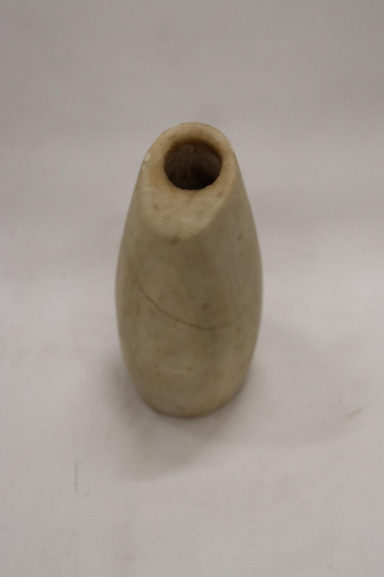A SMALL STONE CARVED RUSSIAN ARTEFACT, HEIGHT 12CM - Bild 4 aus 5