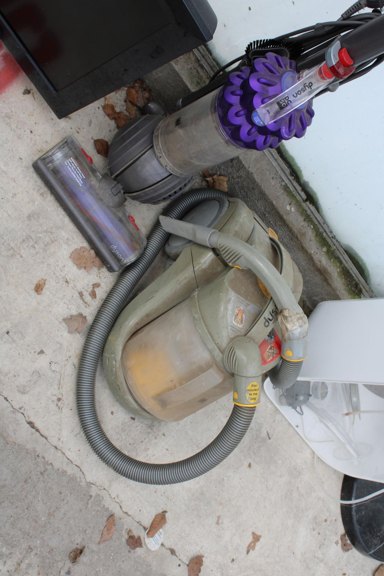 THREE ITEMS TO INCLUDE TWO DYSON VACUUM CLEANER ETC - Image 2 of 3