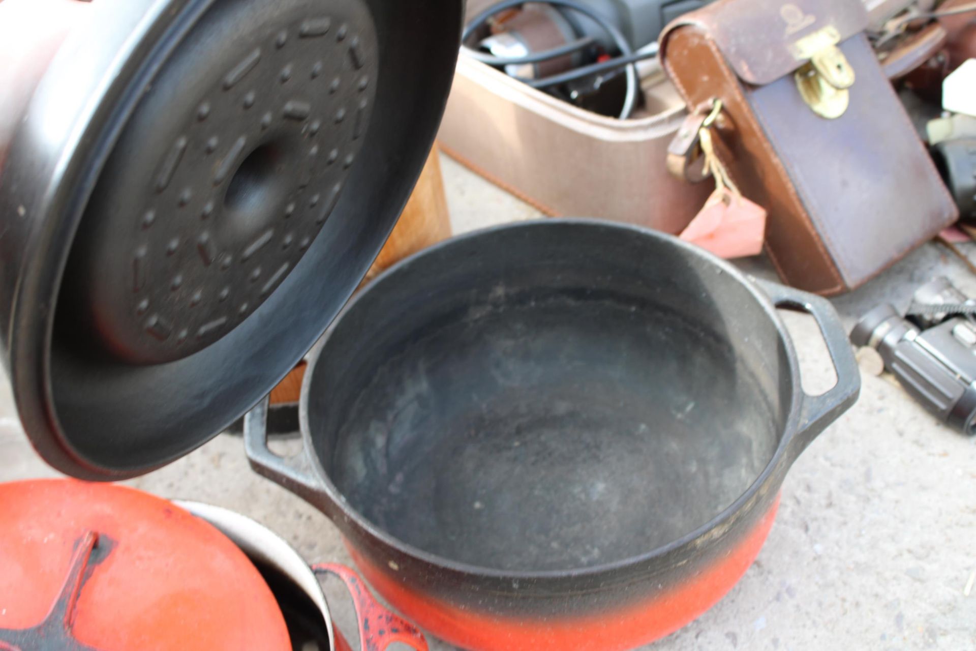 TWO VINTAGE CAST IRON PANS, A WOODEN BARREL AND A GLASS BARREL ALL WITH LIDS - Bild 2 aus 2