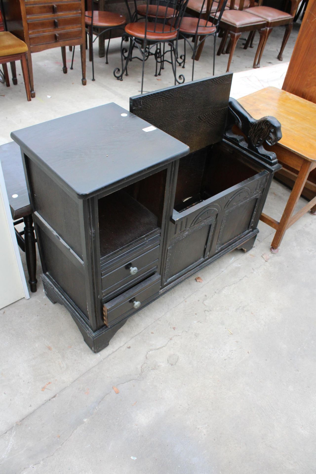 AN OAK TELEPHONE TABLE/SEAT ENCLOSING TWO DRAWERS AND A LIFT UP SEAT - Bild 2 aus 4