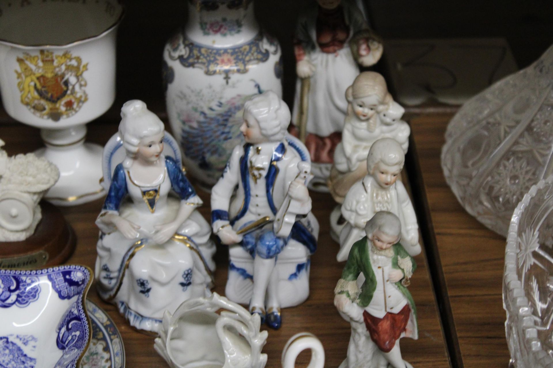 A MIXED LOT OF CERAMICS TO INCLUDE CONTINENTAL FIGURES, COMMEMORATIVE ITEMS, VASE, ETC - Image 3 of 3
