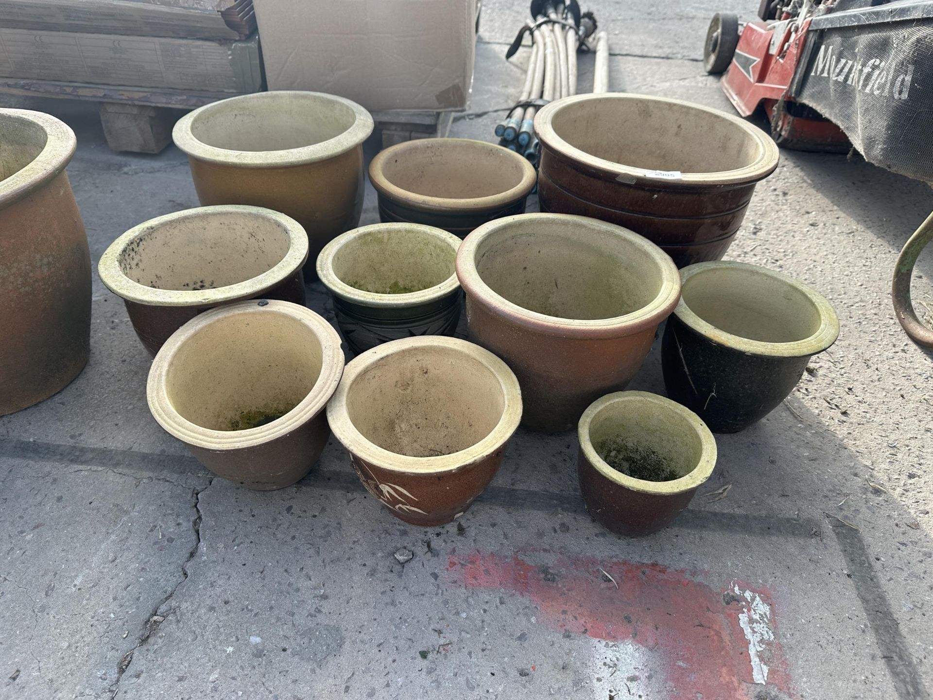 AN ASSORTMENT OF VARIOUS SIZED GLAZED PLANT POTS