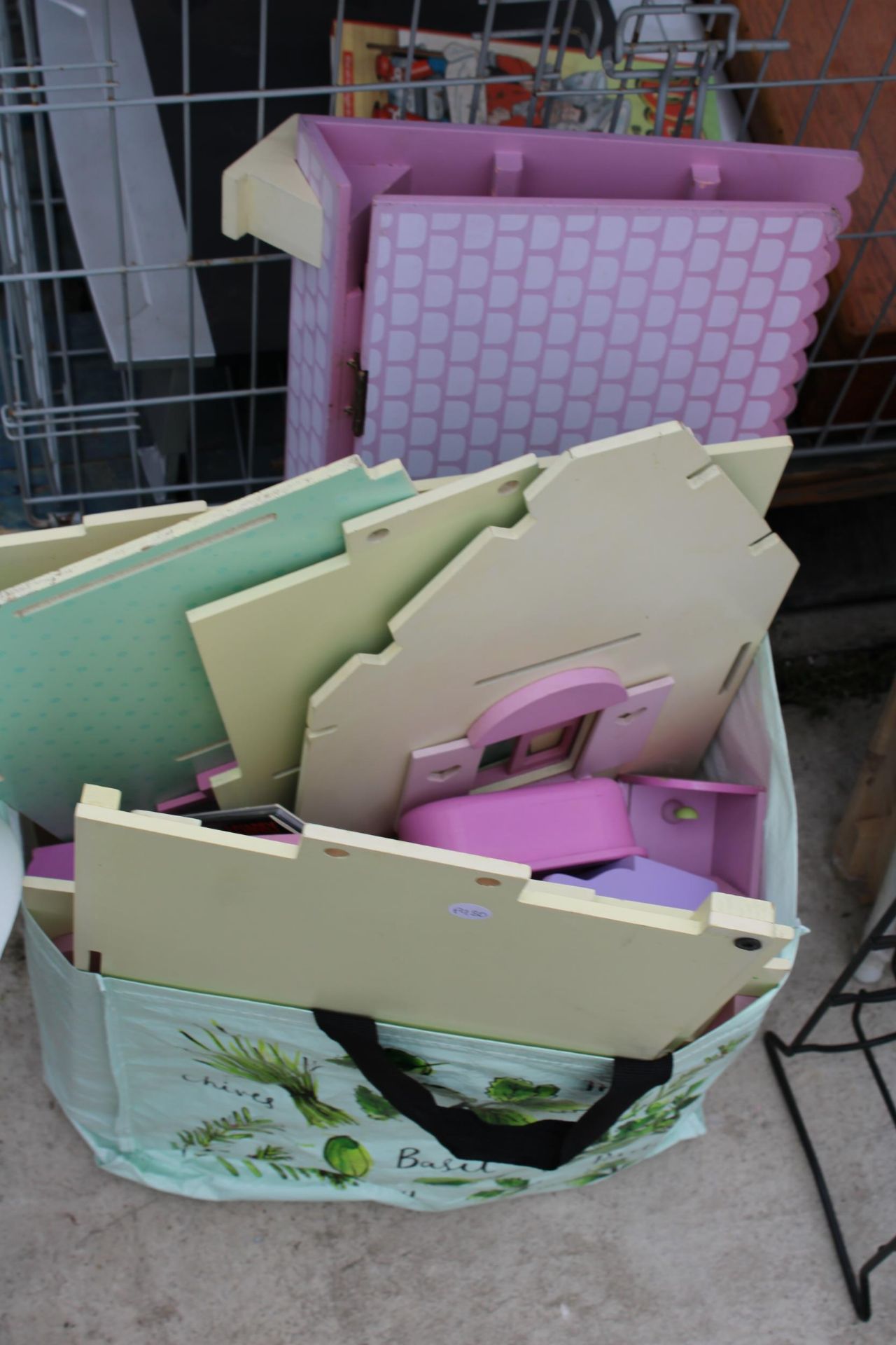 AN ASSORTMENT OF ITEMS TO INCLUDE AN IRONING BOARD, GARDEN SPRAYER AND DOLLS HOUSE ETC - Image 4 of 6