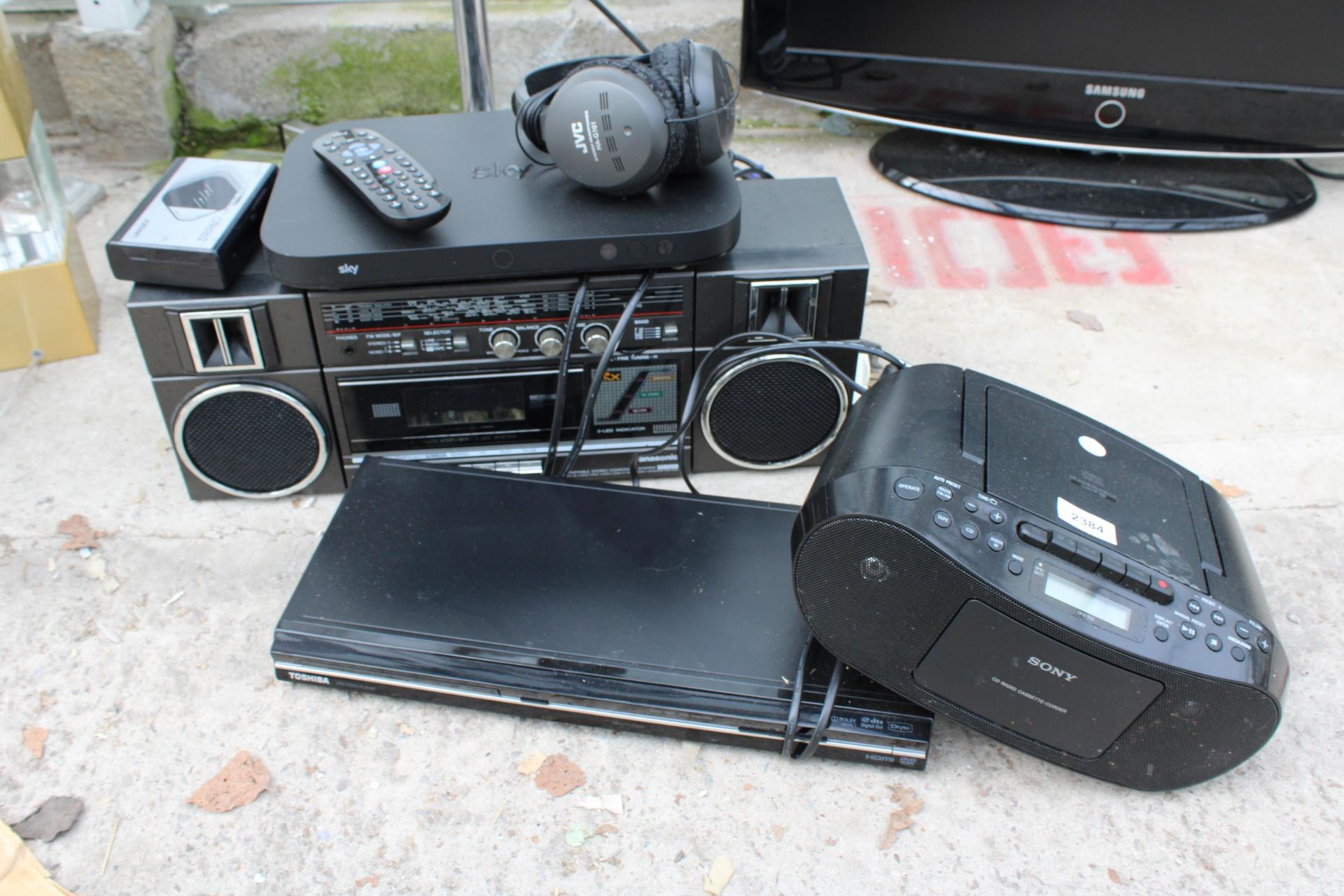 VARIOUS ELECTRICAL ITEMS TO INCLUDE FAN, CD PLAYER, SKY BOX ETC - Image 2 of 3