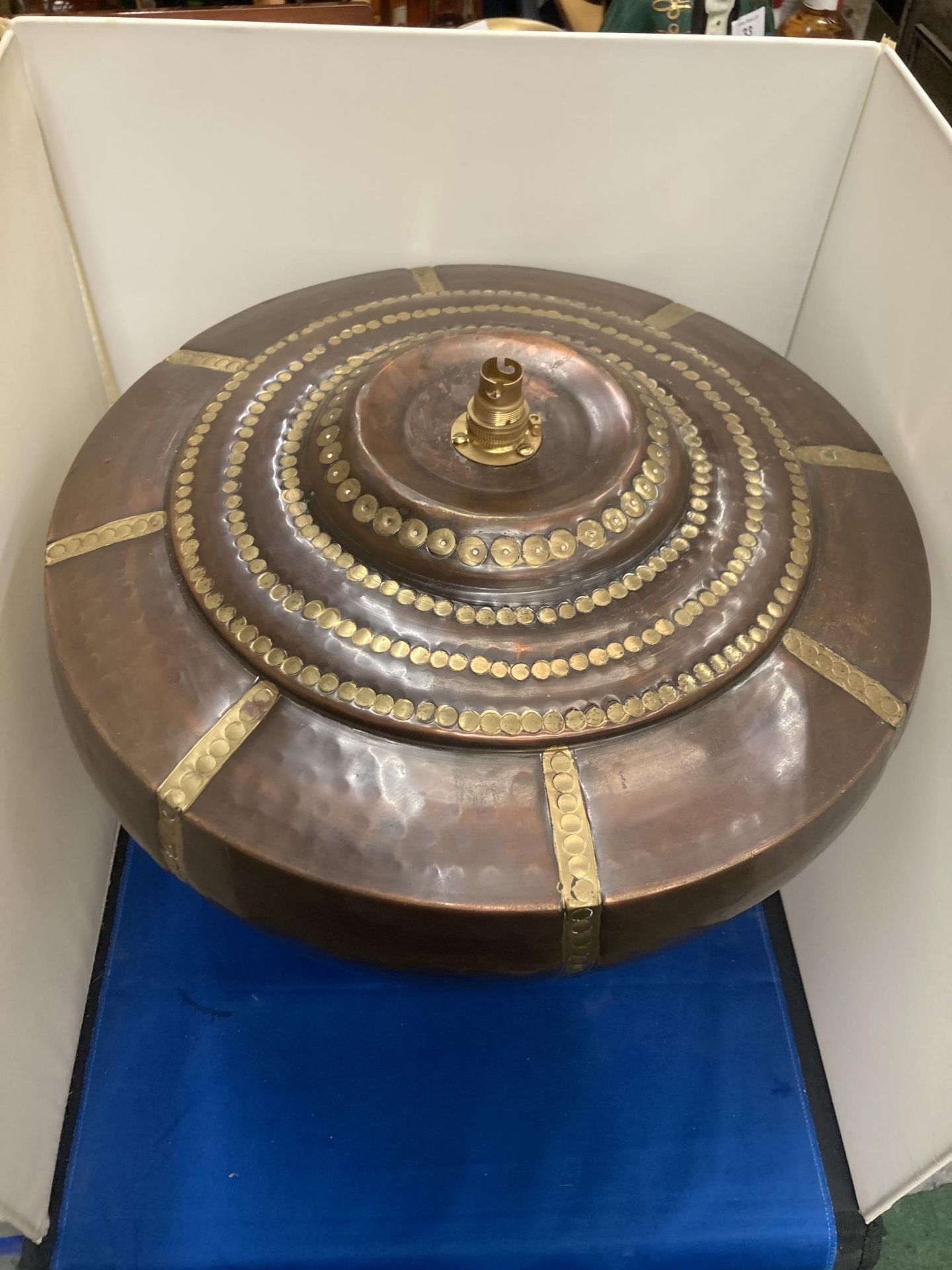 A LARGE INDIAN STYLE BRASS AND COPPER LAMP BASE HEIGHT APPROX 36CM - Bild 2 aus 4