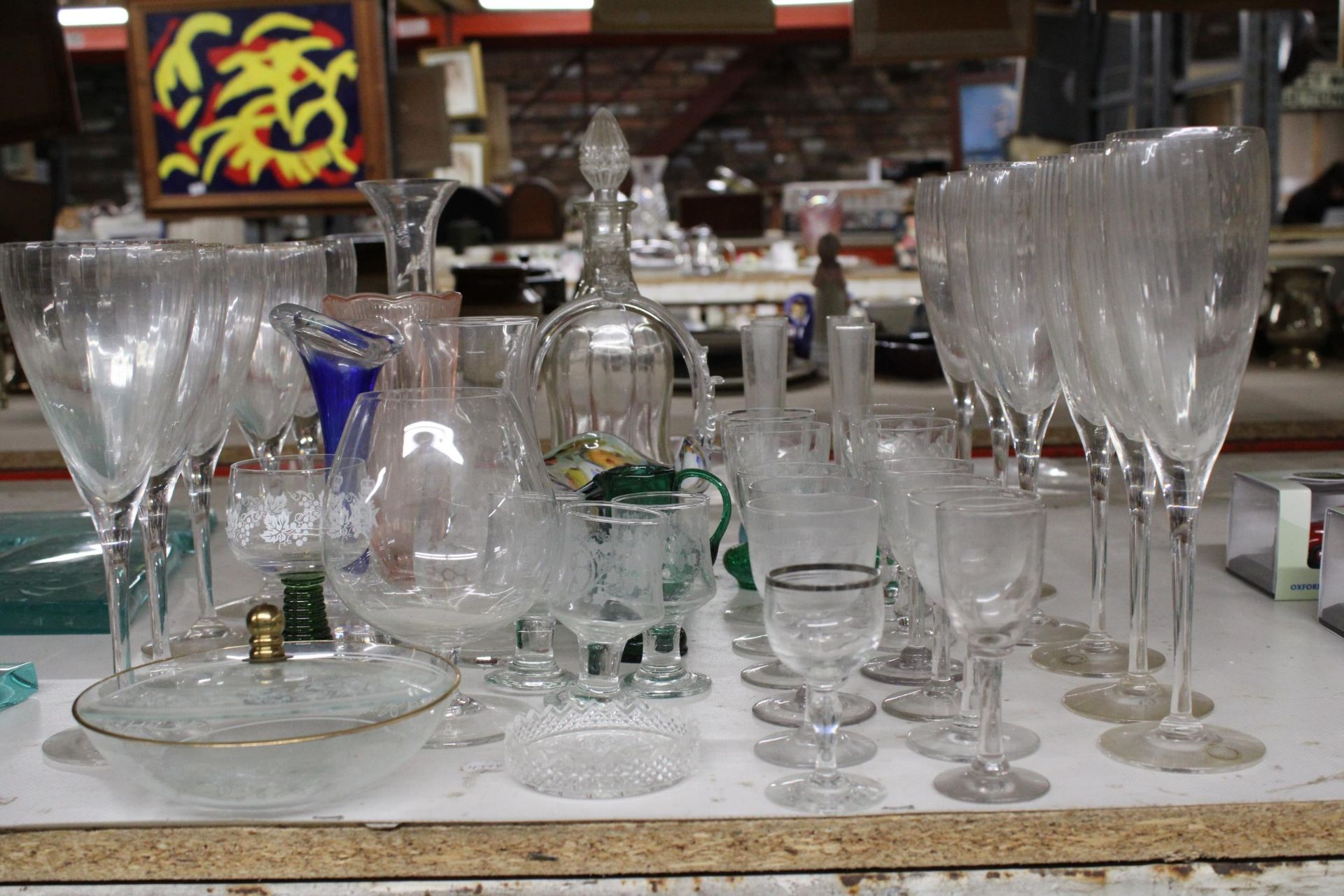 A LARGE QUANTITY OF GLASSWARE TO INCLUDE CHAMPAGNE FLUTES, WINE GLASSES, SHERRY, PORT, A MURANO