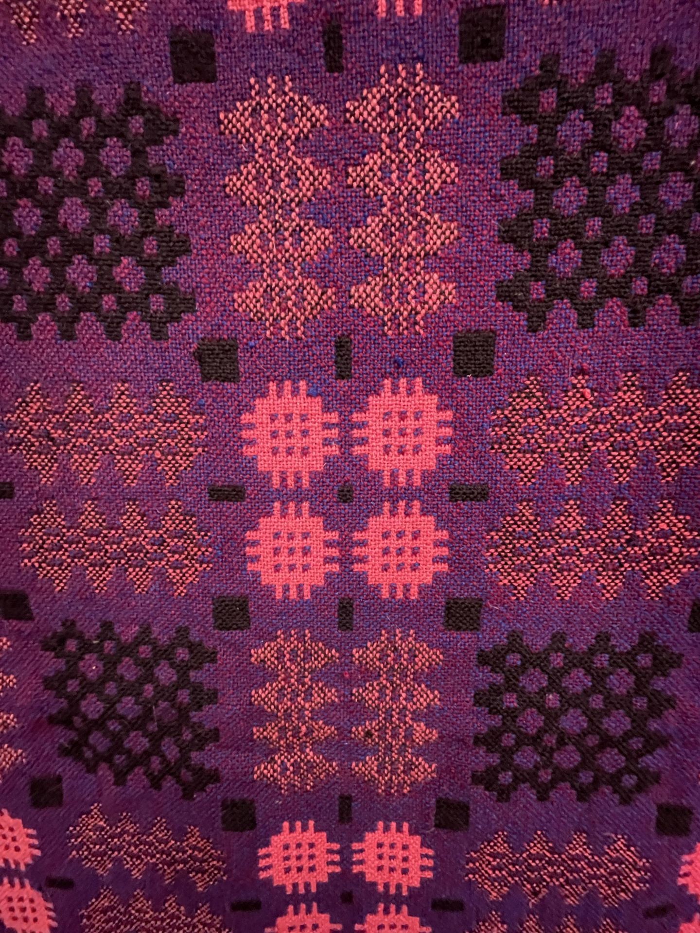 A PURPLE LIQUORICE AND PINK PURE WOOL WELSH FRINGED TAPESTRY BLANKET 246CM X 200CM - Image 2 of 3