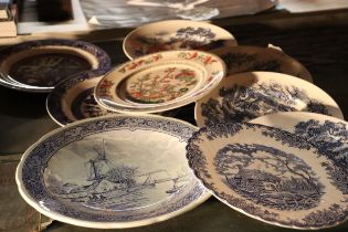 A COLELCTION OF BLUE AND WHITE PLATES TO INCLUDE WEDGWOOD, WILLOW PATTERN, ETC