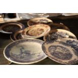 A COLELCTION OF BLUE AND WHITE PLATES TO INCLUDE WEDGWOOD, WILLOW PATTERN, ETC