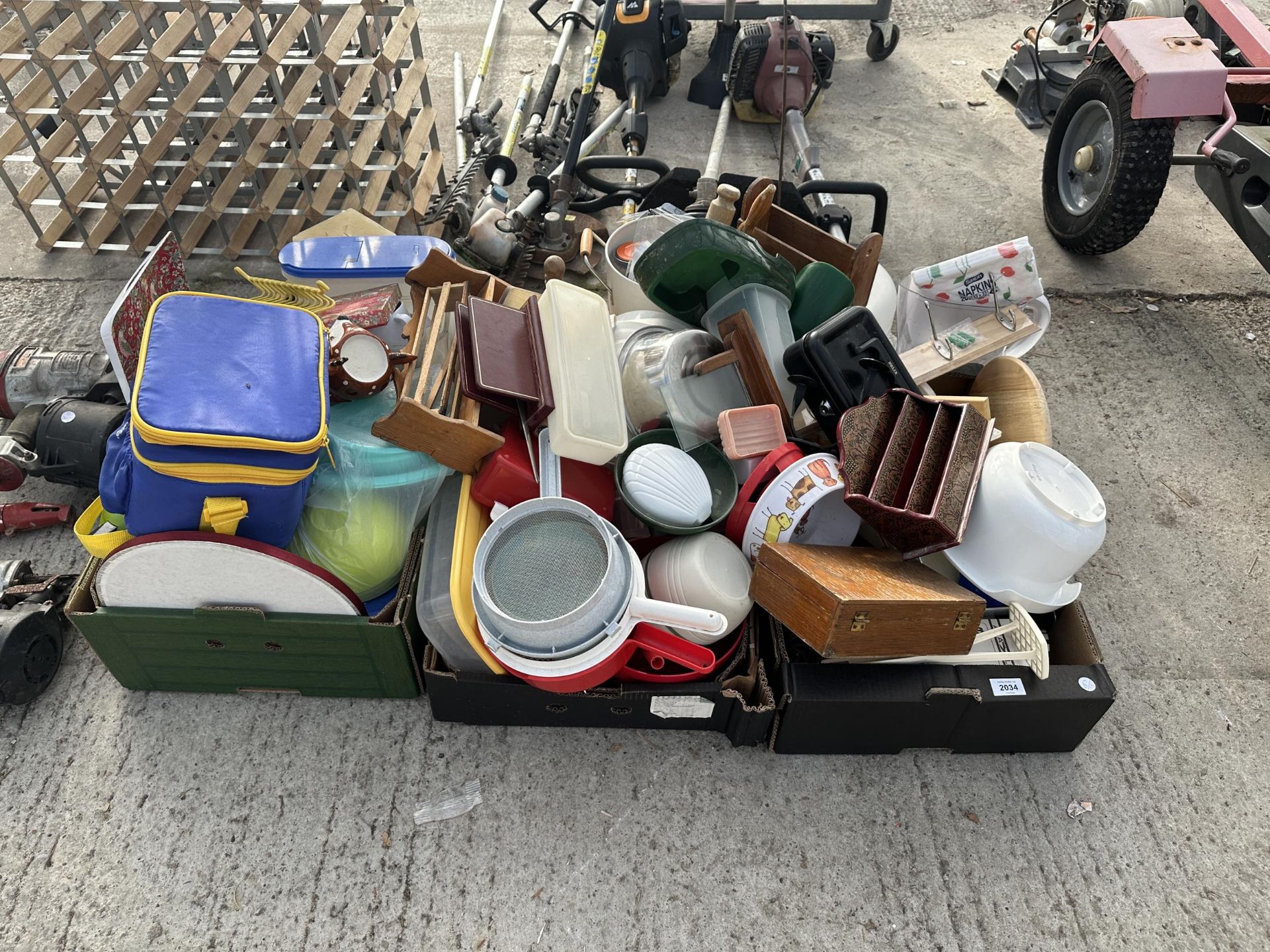 AN ASSORTMENT OF HOUSEHOLD ITEMS TO INCLUDE CERAMICS, A DESK TIDY AND KITCHEN ITEMS ETC