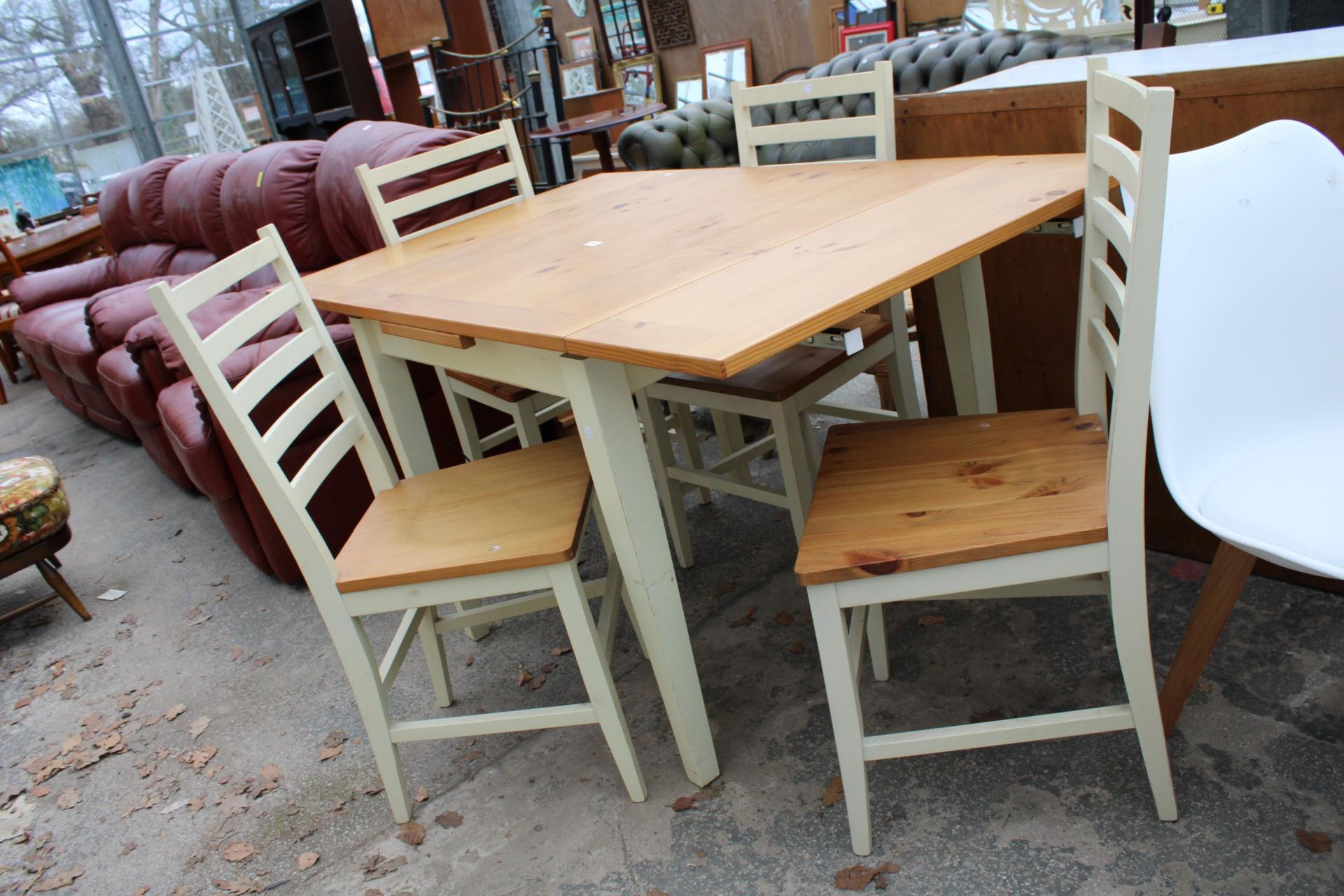 A PINE EXTENDING DINING TABLE 36" SQUARE (LEAVES 12" EACH) AND FOUR MATCHING DINING CHAIRS - Bild 2 aus 2