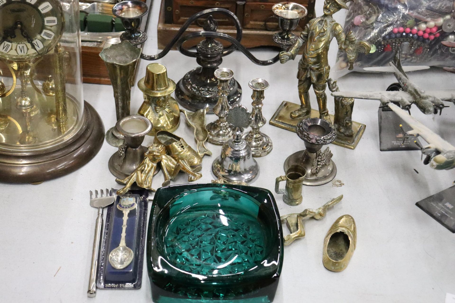A QUANTITY OF BRASS AND SILVER PLATE TO INCLUDE A HEAVY POACHER FIGURE, CANDLESTICKS, ANIMAL