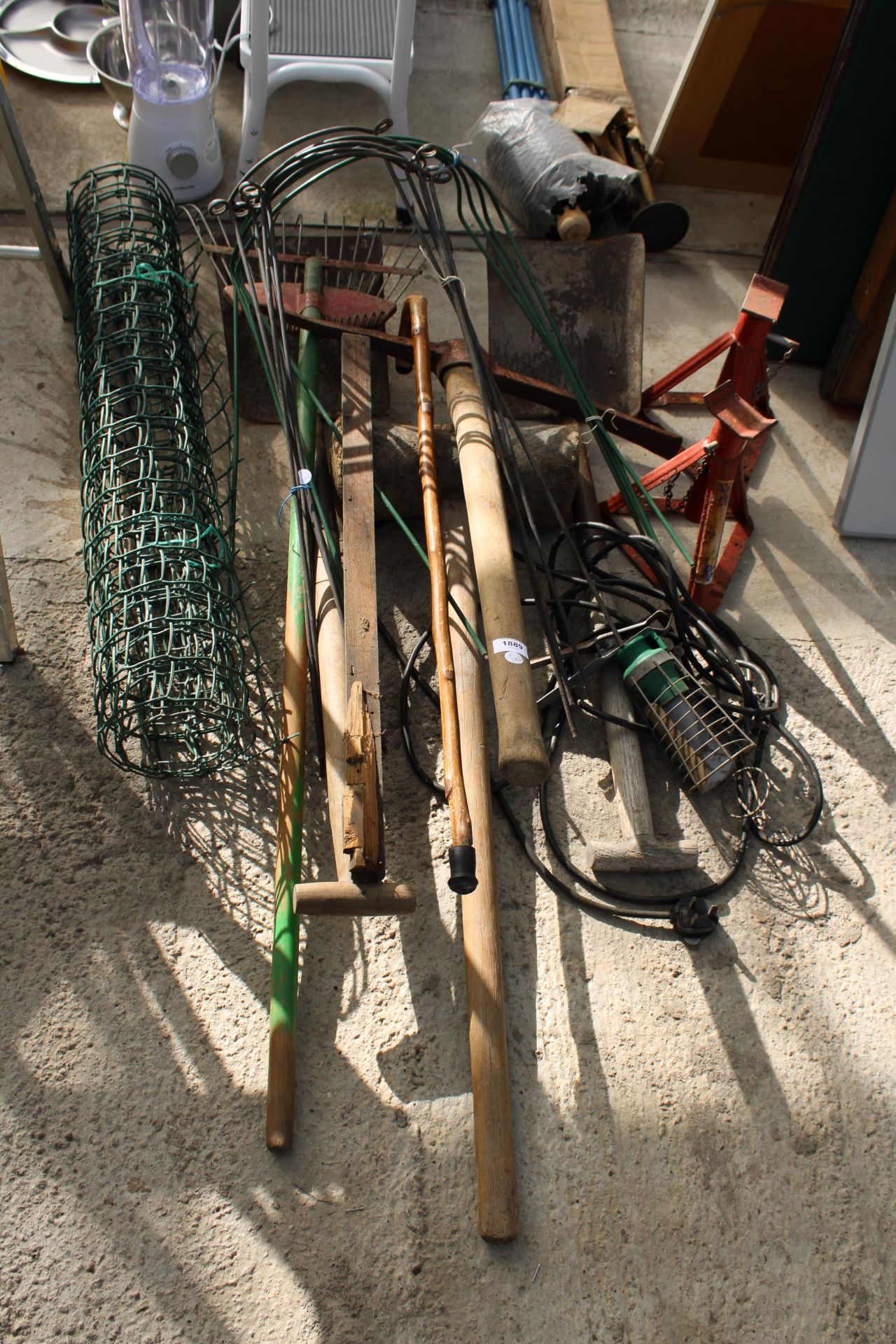 AN ASSORTMENT OF GARDEN TOOLS TO INCLUDE TWO SHOVELS, A LARGE RUBBER MALLET AND A PICK AXE ETC