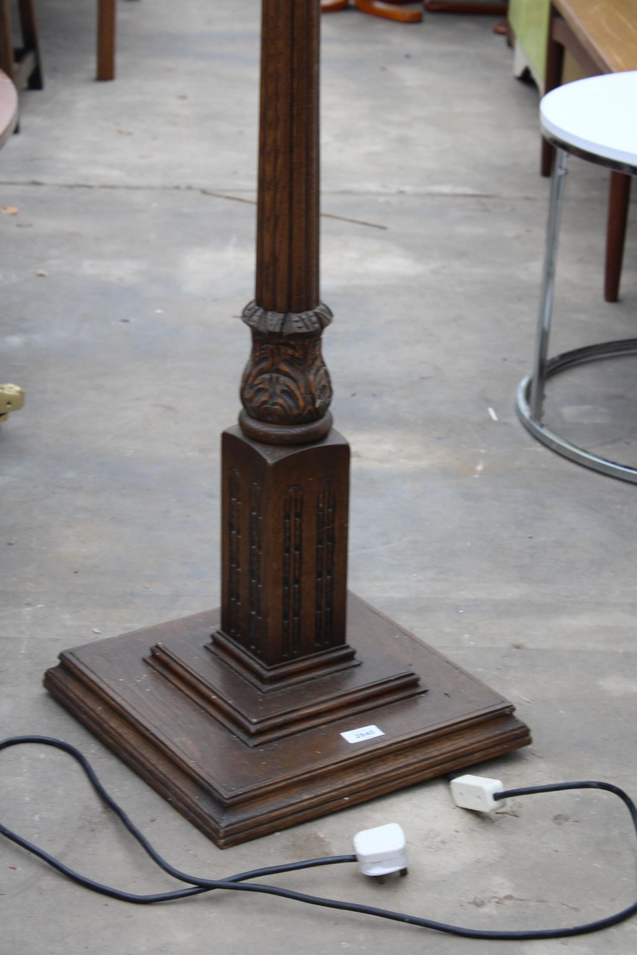 AN OAK STANDARD LAMP IN THE FORM OF A STREET LAMP - Image 4 of 4