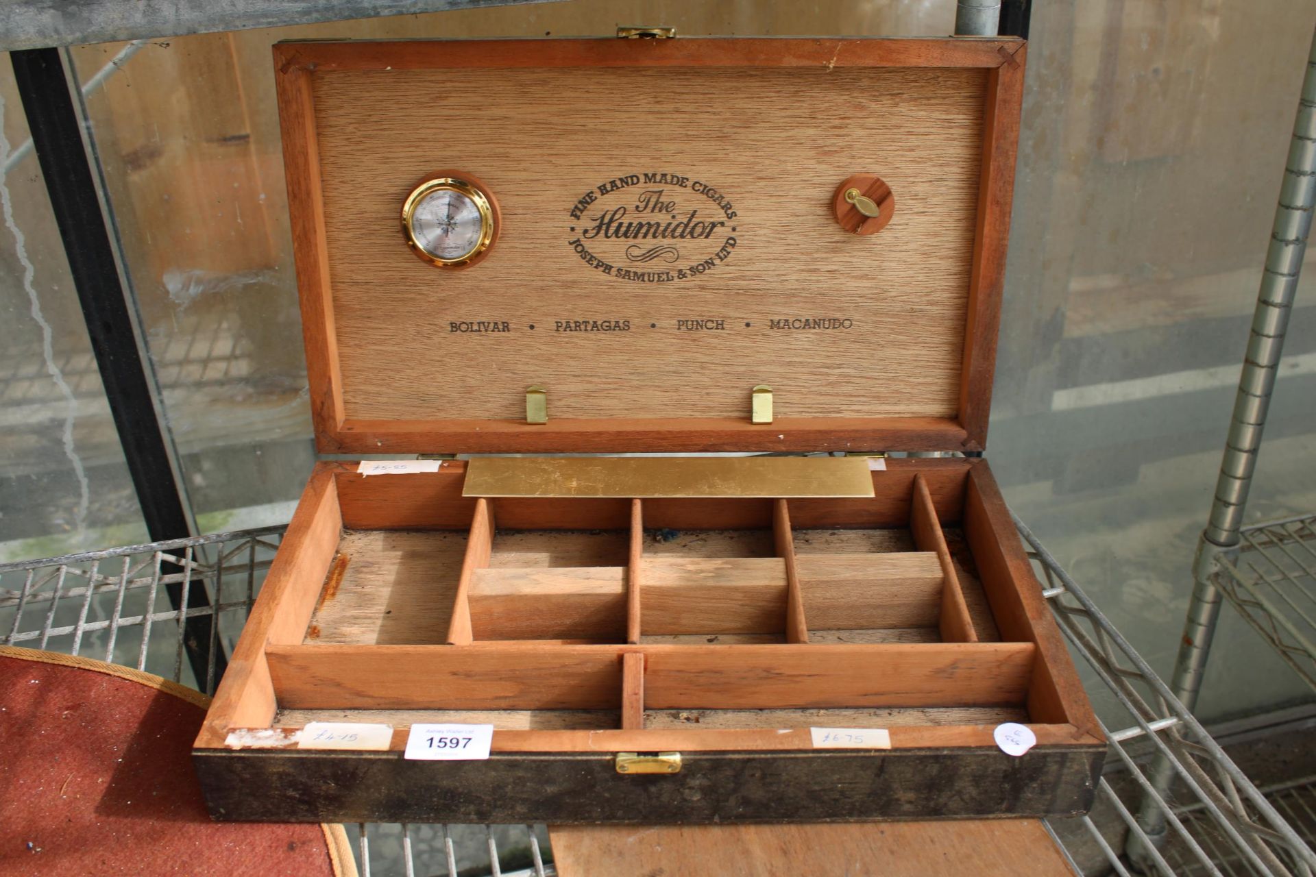 A VINTAGE 'THE HUMIDOR' LIDDED CIGAR BOX