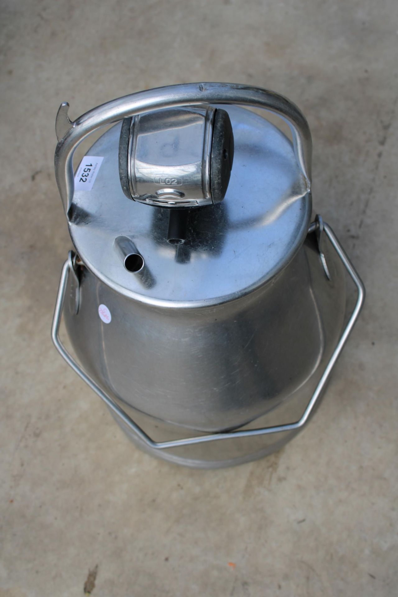 A STAINLESS STEEL FULLWOOD MILKING BUCKET WITH LID - Bild 2 aus 3