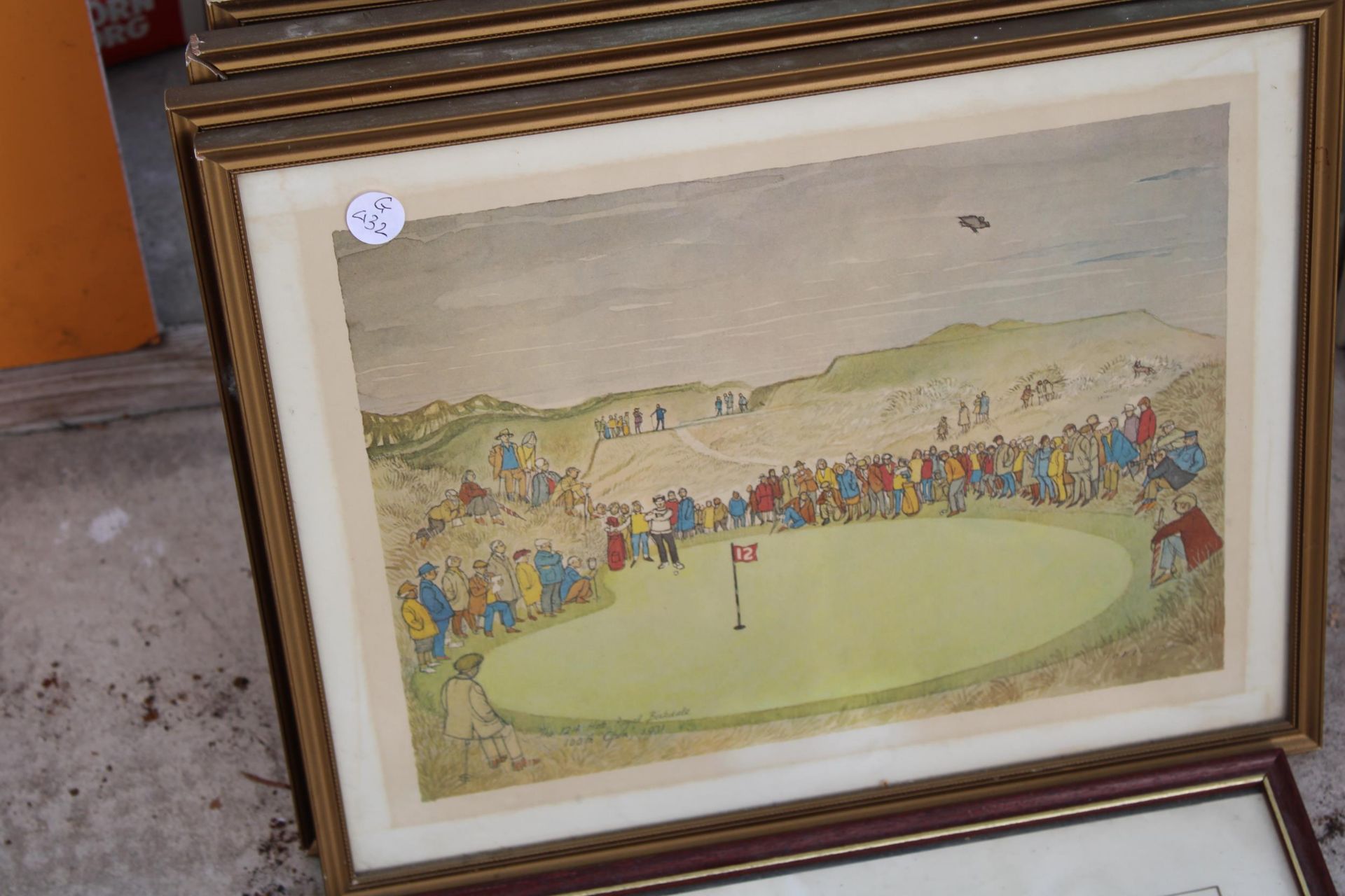 AN ASSORTMENT OF GOLF RELATED ITEMS TO INCLUDE FRAMED PRINTS, GOLF BALLS AND A FIGURE OF A GOLFER - Bild 3 aus 4