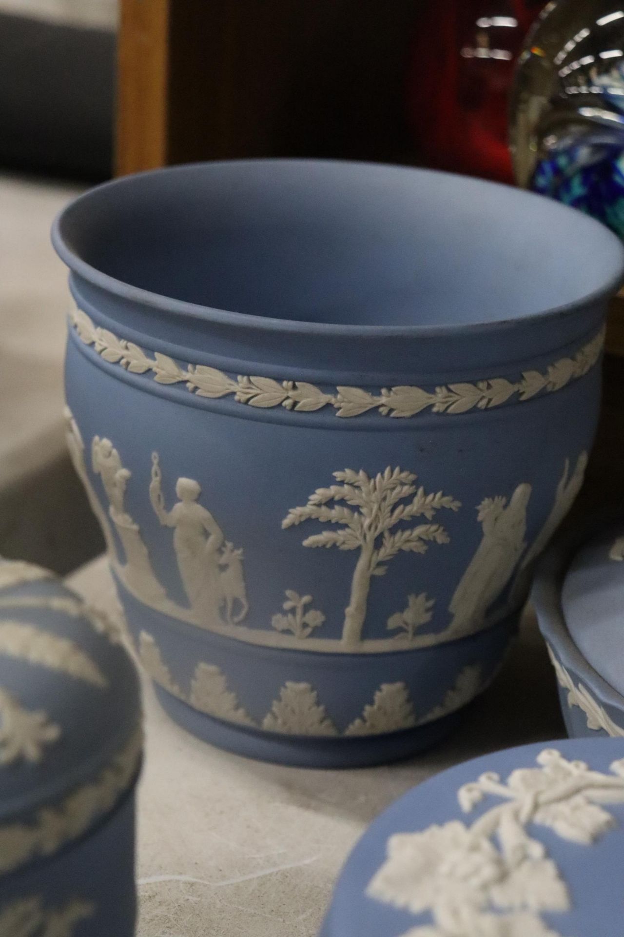 A COLLECTION OF POWDER BLUE WEDGWOOD JASPERWARE TO INCLUDE CABINET PLATES, LARGE LIDDED TRINKET - Image 13 of 14