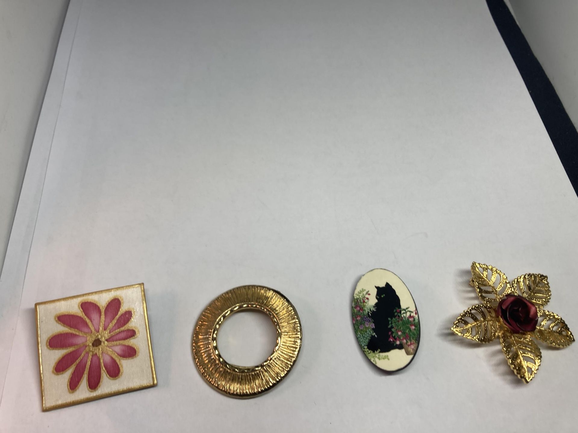 EIGHT COSTUME JEWELLERY BROOCHES - Image 3 of 4