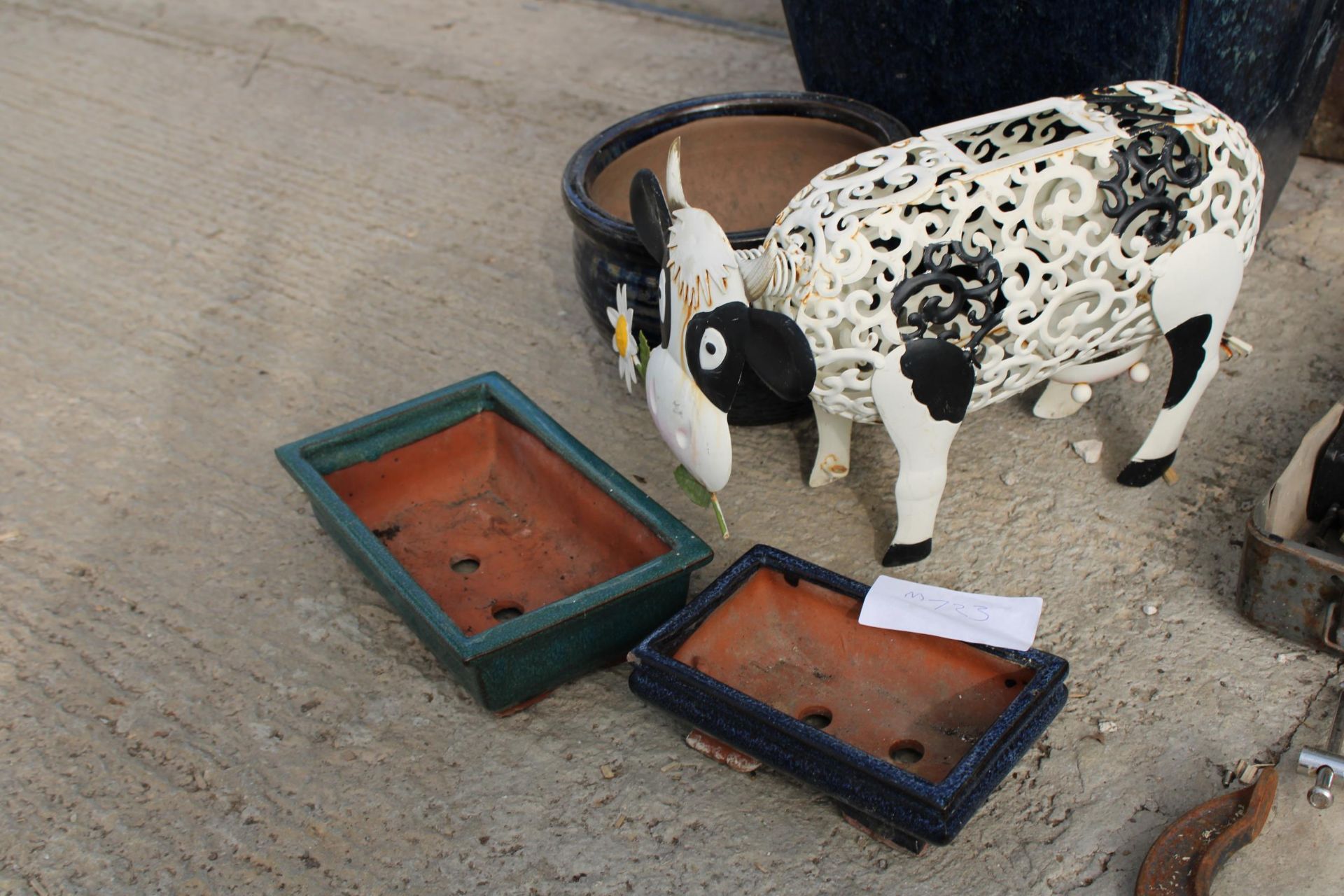 AN ASSORTMENT OF GARDEN ITEMS TO INCLUDE GLAZED PLANTERS AND A METAL COW ETC - Image 2 of 4