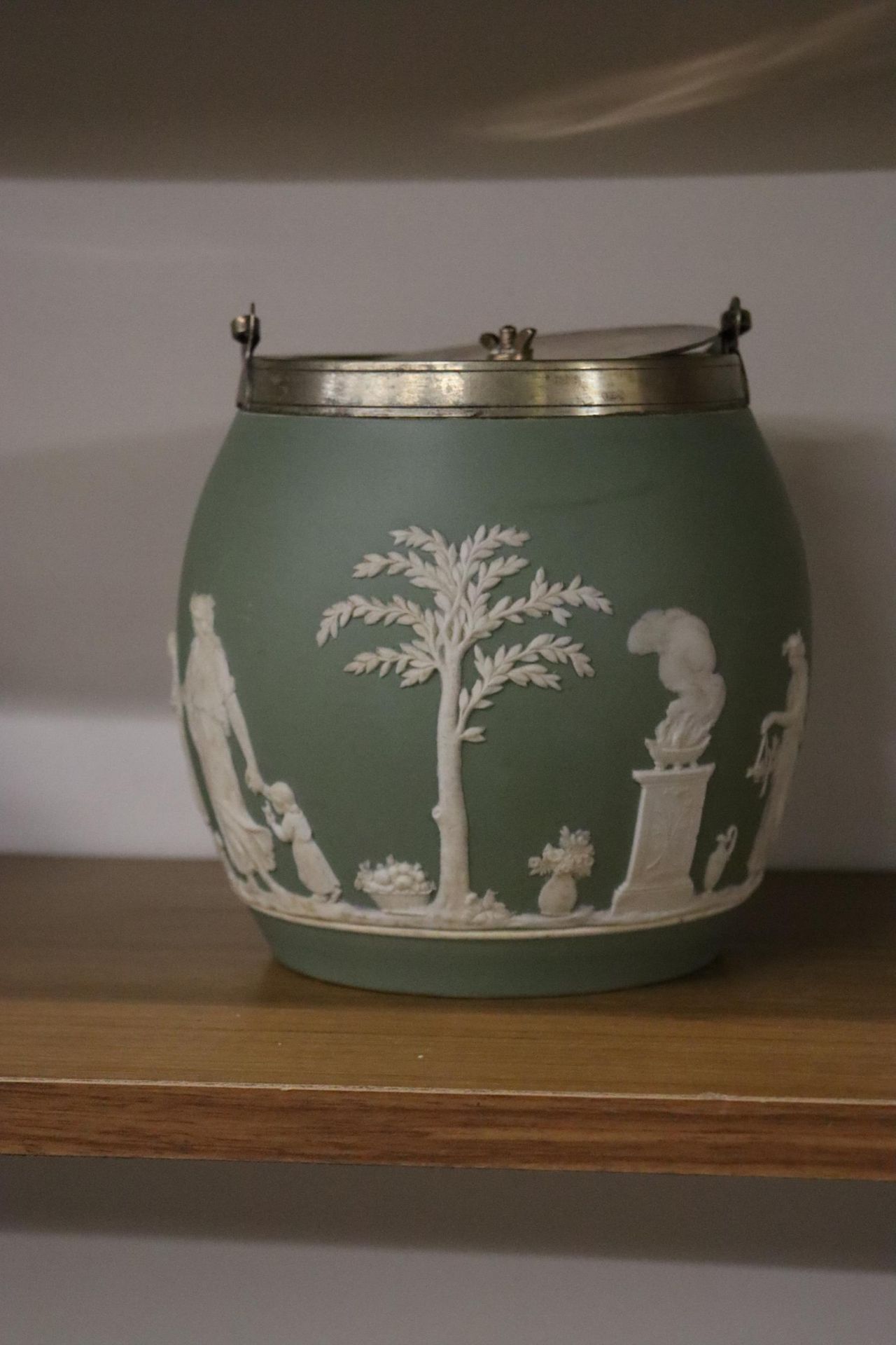 A GREEN WEDGWOOD JASPERWARE BISCUIT BARREL WITH PLATED LID AND HANDLE, HEIGHT 14CM - Image 2 of 4