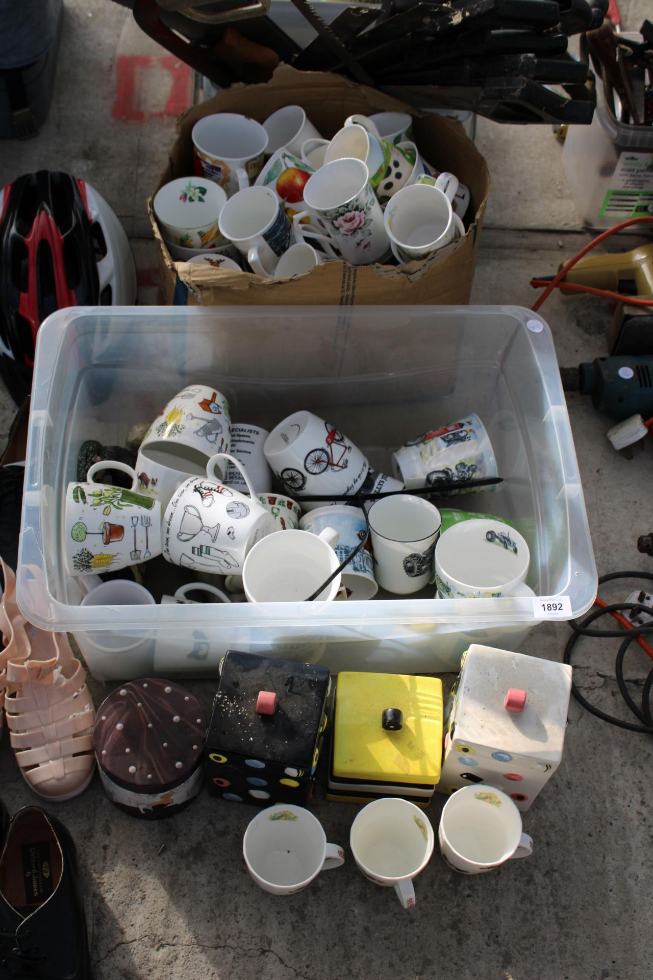 A LARGE ASSORTMENT OF CERAMIC CUPS AND BISCUIT BARRELS ETC