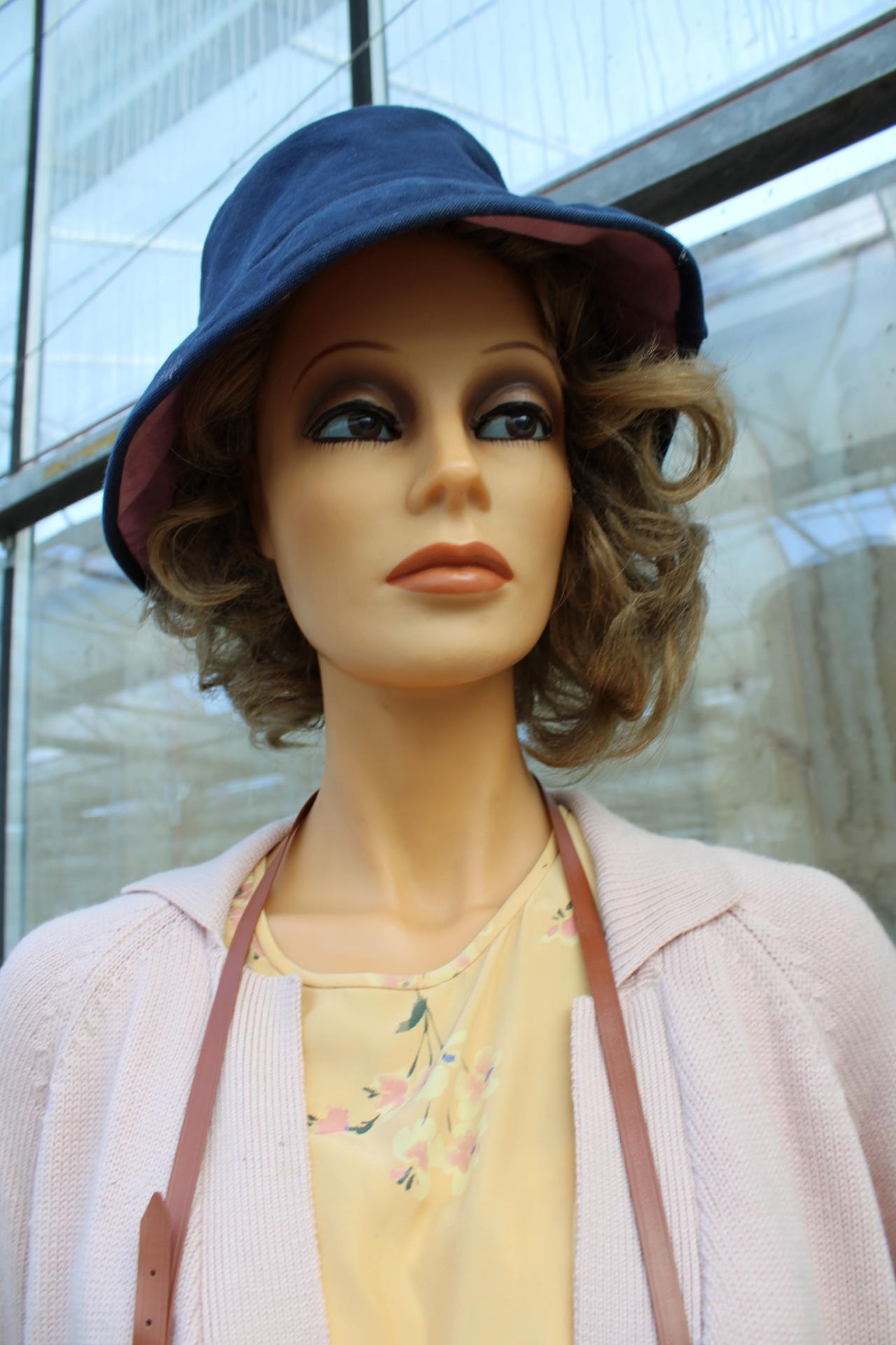 A FEMALE SHOP DISPLAY MANNEQUIN WITH STAND AND CLOTHING - Image 2 of 7