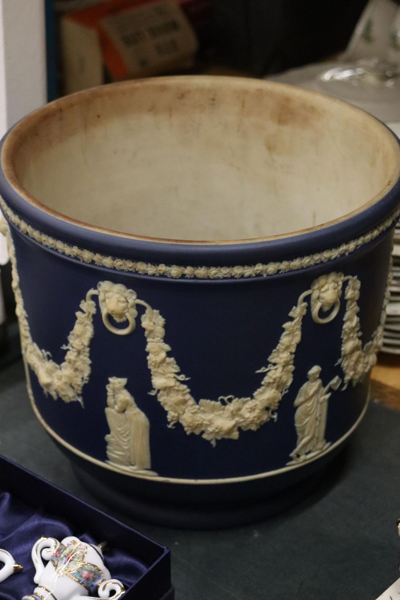 A LARGE DARK BLUE WEDGWOOD JASPERWARE PLANTER, DIAMETER 25CM, HEIGHT 23CM - Image 2 of 4