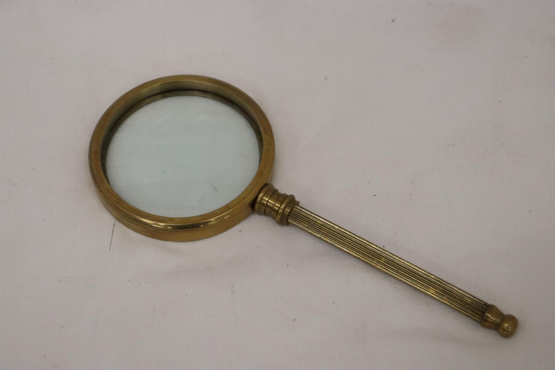 A HANDMADE VINTAGE ANTIQUE HENRY HUGHES & SONS OF LONDON 1941 BRASS MAGNIFYING GLASS - Image 5 of 5