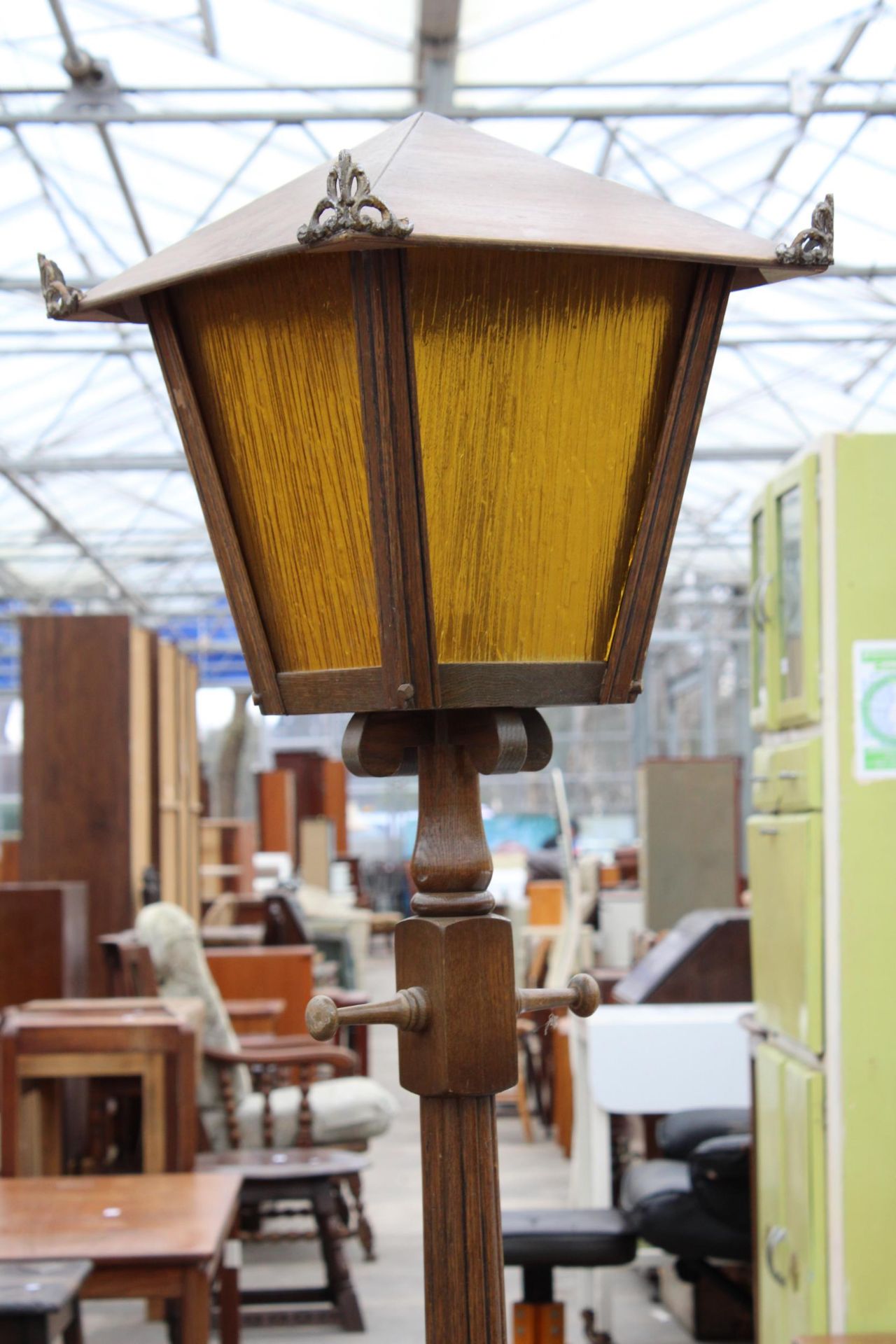 AN OAK STANDARD LAMP IN THE FORM OF A STREET LAMP - Image 3 of 4